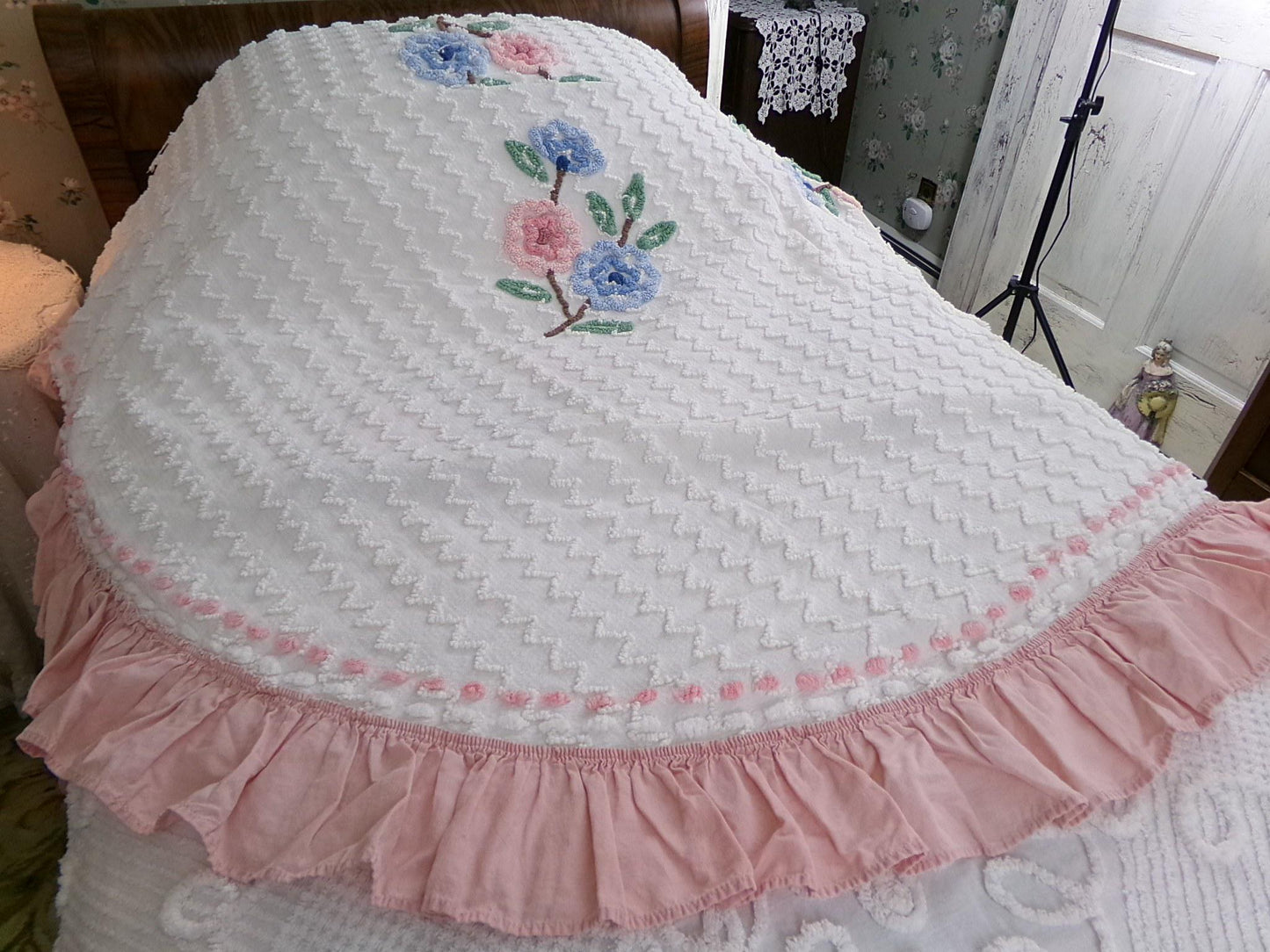 summer vintage chenille bedspread, lightweight white cotton seersucker with flowers & pink ruffle trim, twin size coverlet
