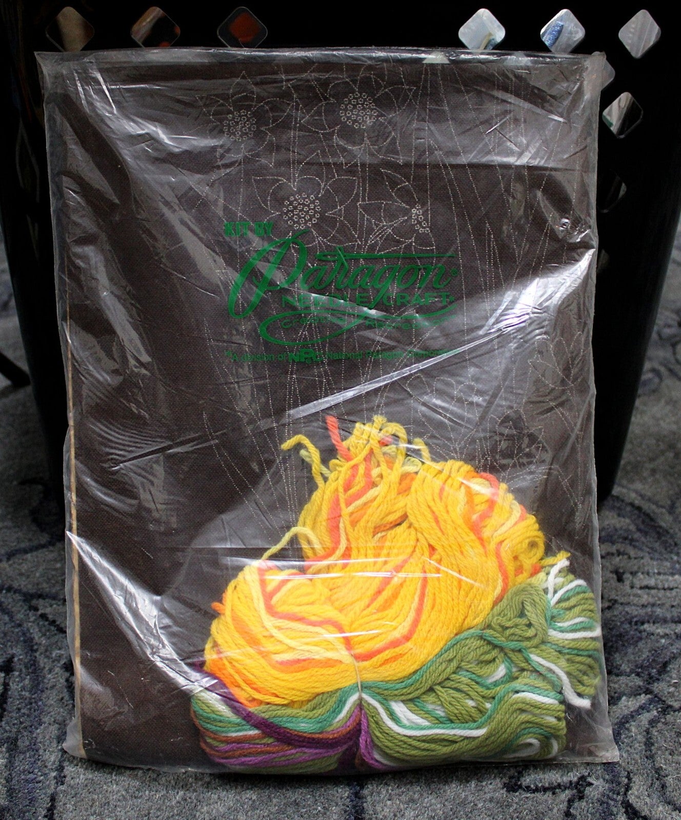 DAFFODILS CREWEL Embroidery Kit Vintage Paragon Stitchery 0219 Barbara Sparre