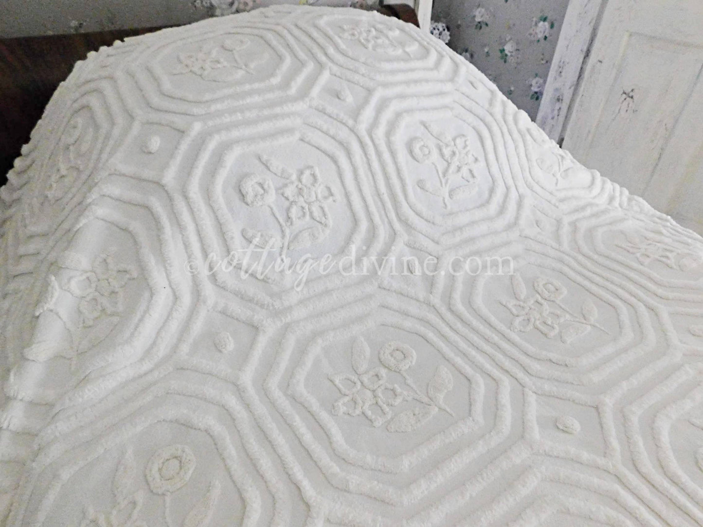 Farmhouse Style White Vintage Chenille Bedspread, Twin Size Cottage Chic Cotton Bedding with tufted florals