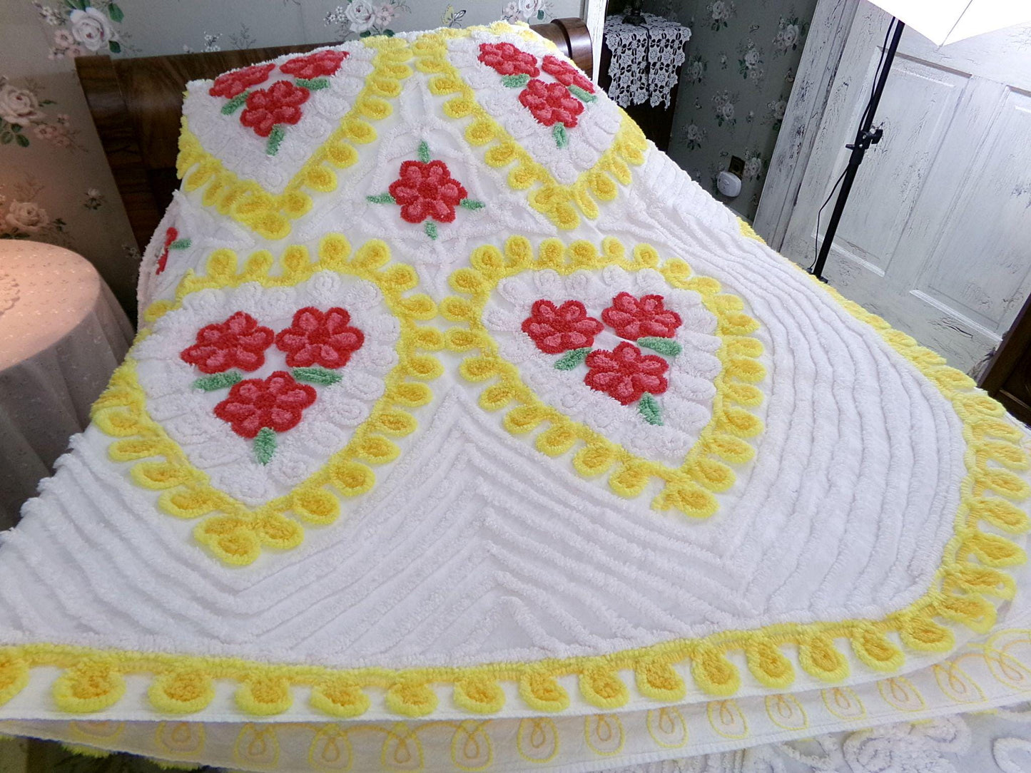 sweetheart vintage chenille bedspread with brilliant hearts, roses & curlicue swirls on white 100% cotton, MCM aesthetic, FULL size bedding