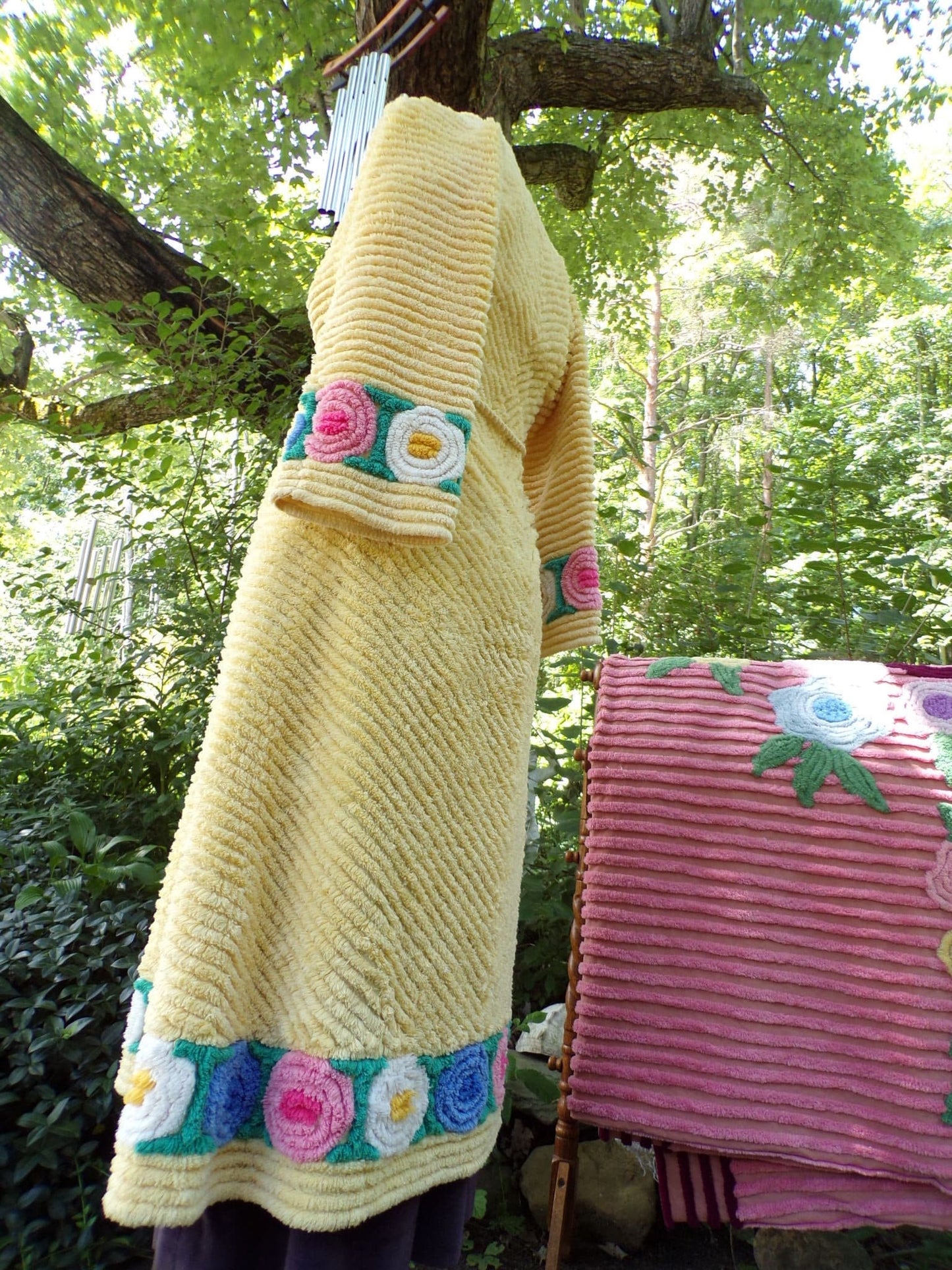 Vintage Ladies Robe, Plush Lollipop Roses on Cheerful Yellow, Retro Chenille Bedspread Bathrobe, Very Small
