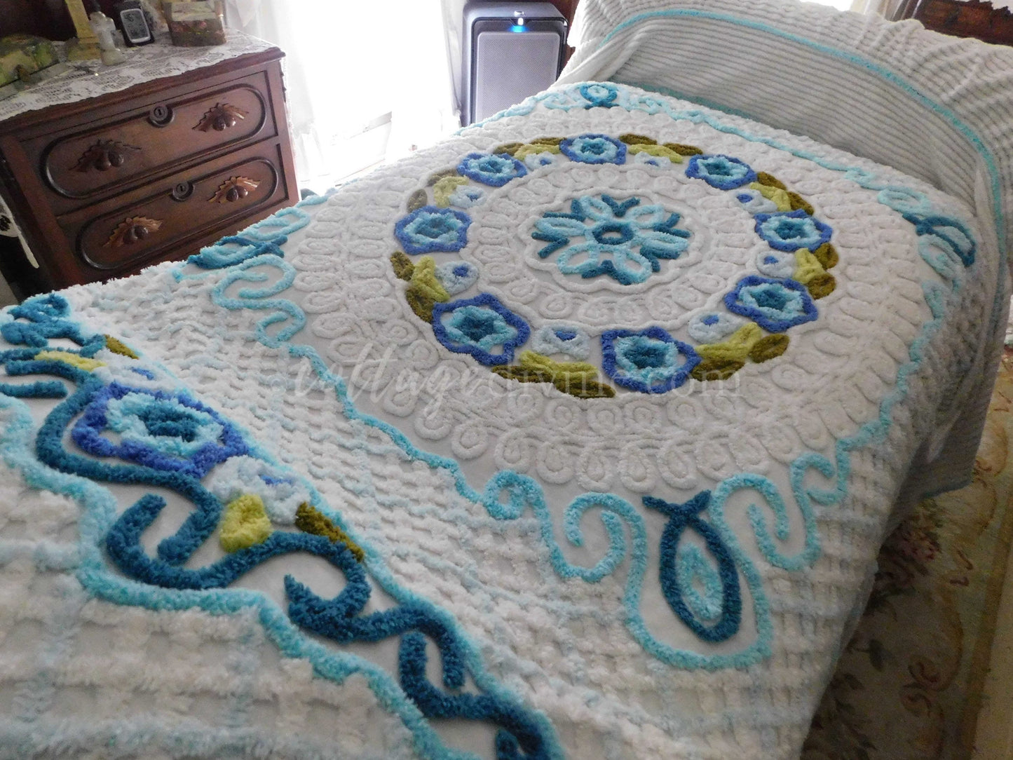 Vintage Floral Chenille Bedspread - Soft Textured Full Size Cotton Bedding in Boxed, Fitted Design - Cottage Style Shabby Chic Decor
