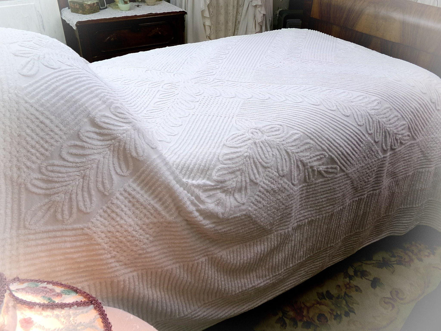 Elegant White Farmhouse Vintage Chenille Bedspread, Chevron Laurel Design, Full Size 100% Cotton Bedding