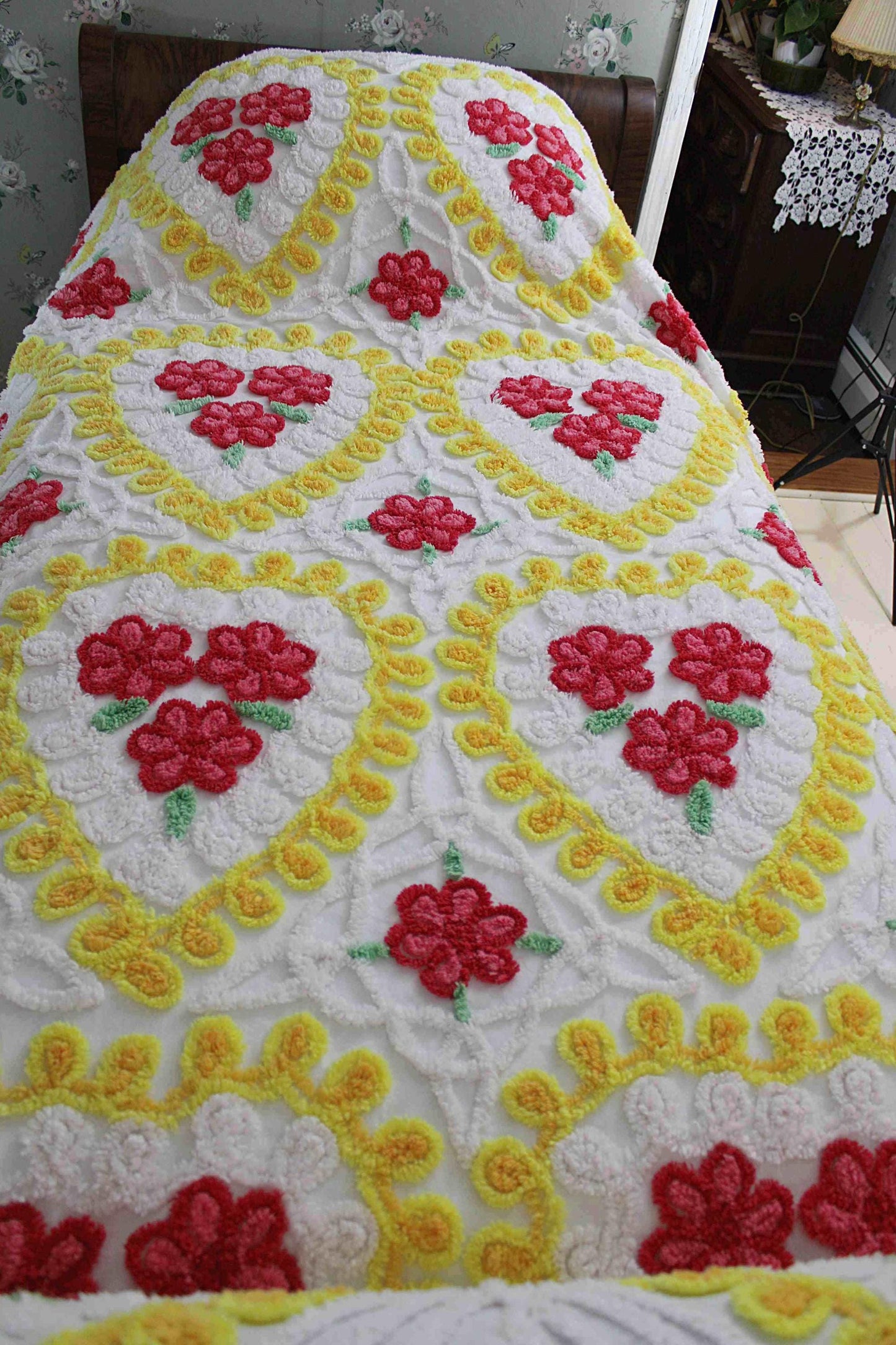 sweetheart vintage chenille bedspread with brilliant hearts, roses & curlicue swirls on white 100% cotton, MCM aesthetic, FULL size bedding