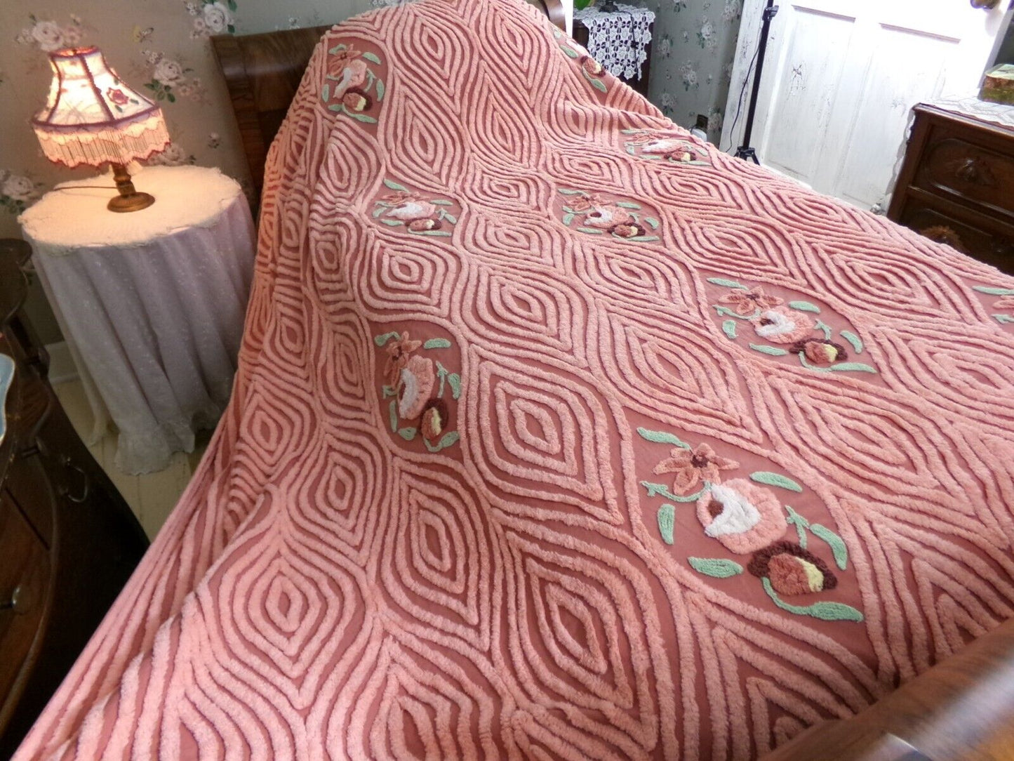 swirl roses luxury Vintage full size chenille bedspread, gorgeous ellipse florals