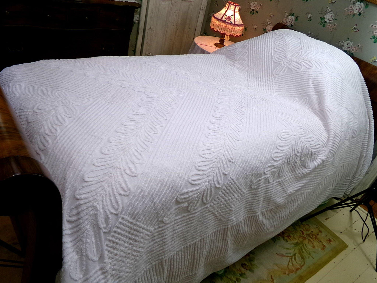 Elegant White Farmhouse Vintage Chenille Bedspread, Chevron Laurel Design, Full Size 100% Cotton Bedding