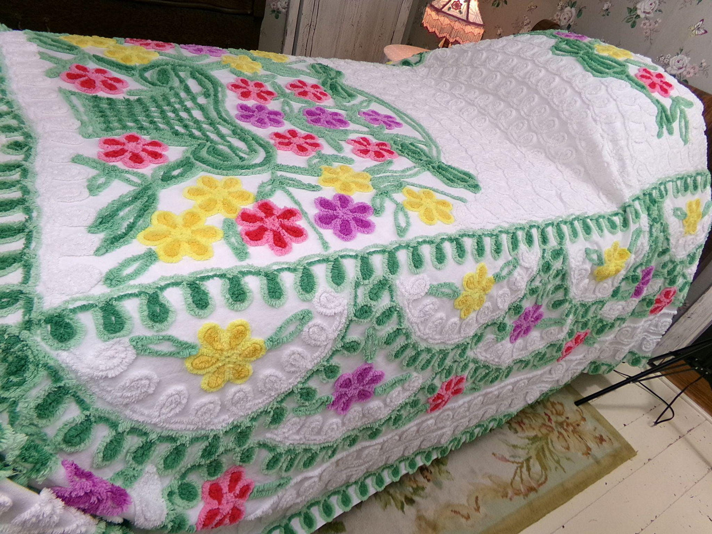 vintage green & white chenille bedspread, tumbling flowers in a big basket, midcentury cottage full size summer cotton bedding