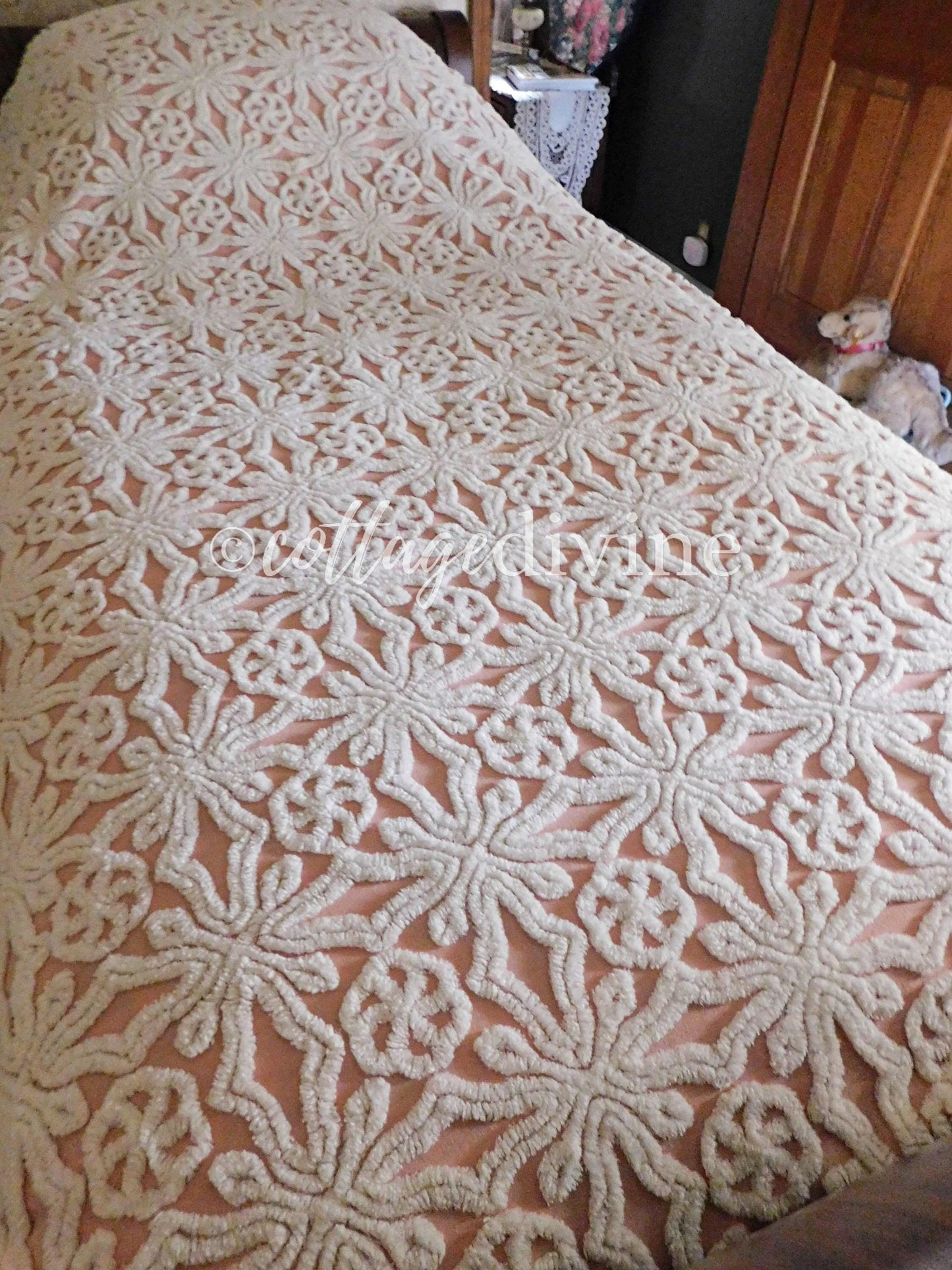 Nostalgic Vintage Chenille Bedspread Pinwheel Rose Snowflake Pattern by Hofmann Textiles, Full Size Bedding