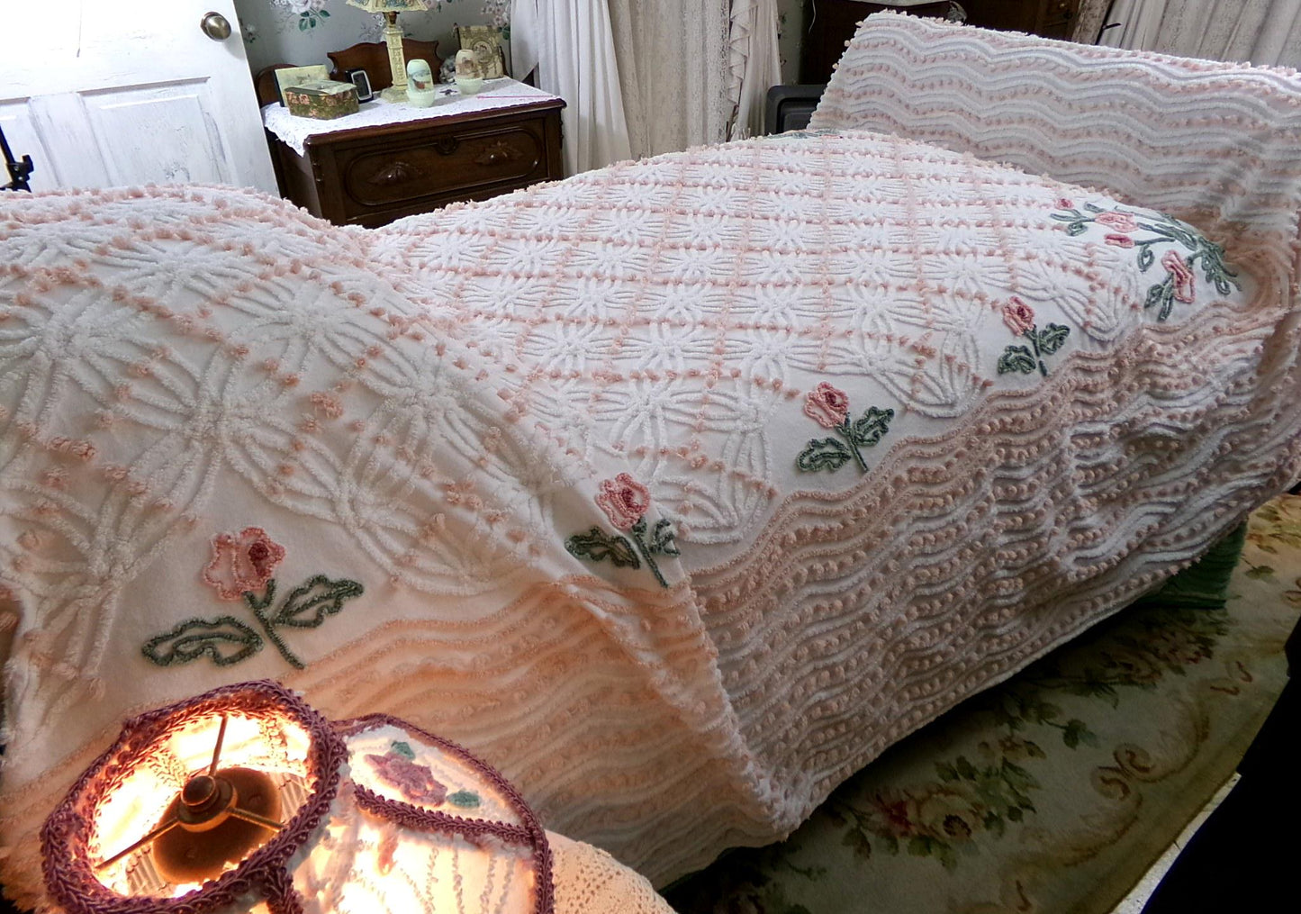 vintage summer romance chenille bedspread, pink roses on white cotton coverlet with pops & wedding rings, full size cottage bedding