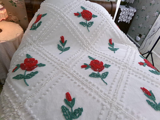 fantasy red rose romance vintage twin size chenille bedspread, rosebuds & blooms on white with decorative scallop hem