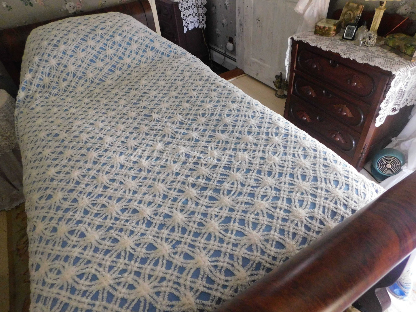 Classic Coastal Cottage Vintage Blue & White Tufted Chenille Bedspread, Twin Size