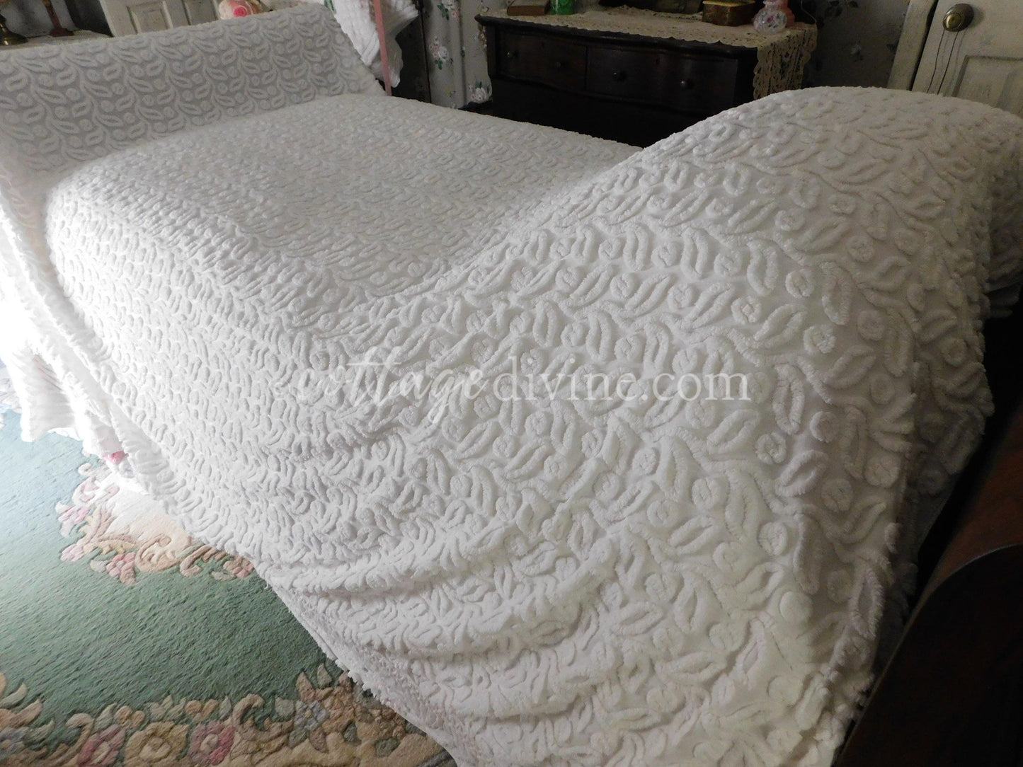 White Ivy Berry Vintage Chenille Bedspread, Full Size Cotton Bedding with Fringe, Tagged Hofmann Textiles