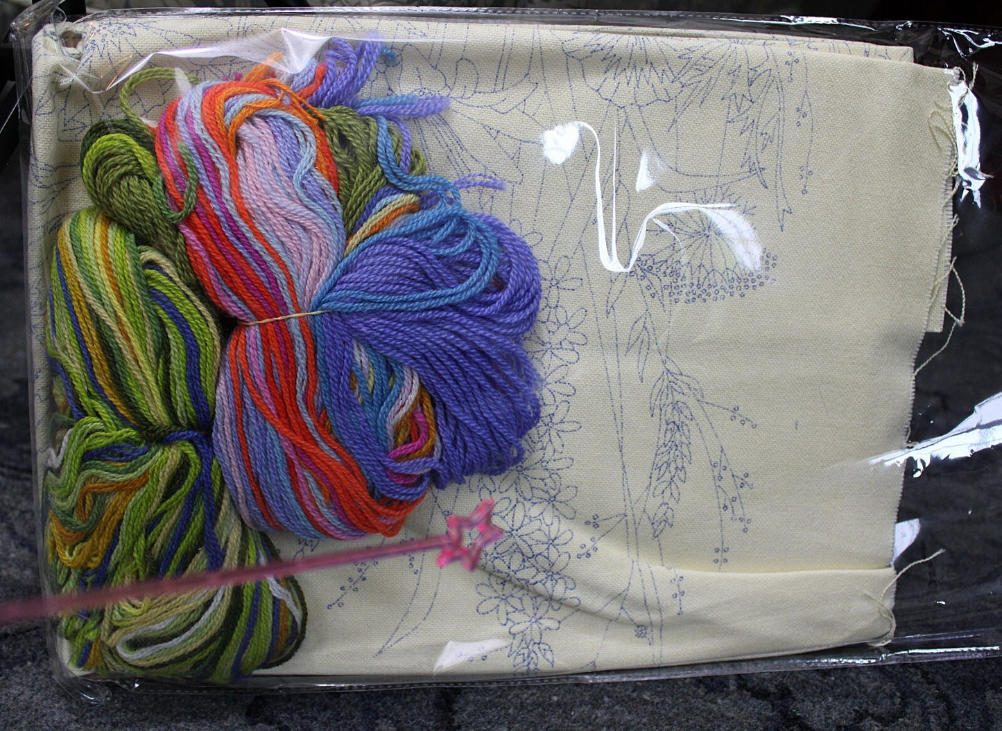 SPRING FLOWERS Vtg Wall Hanging Crewel Embroidery Kit Paragon Stitchery 0711