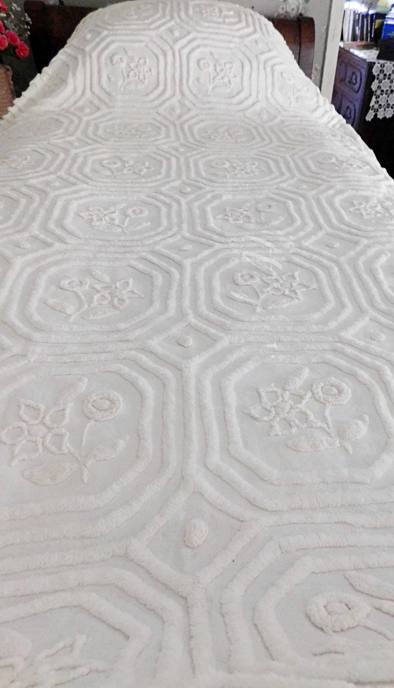 Farmhouse Style White Vintage Chenille Bedspread, Twin Size Cottage Chic Cotton Bedding with tufted florals