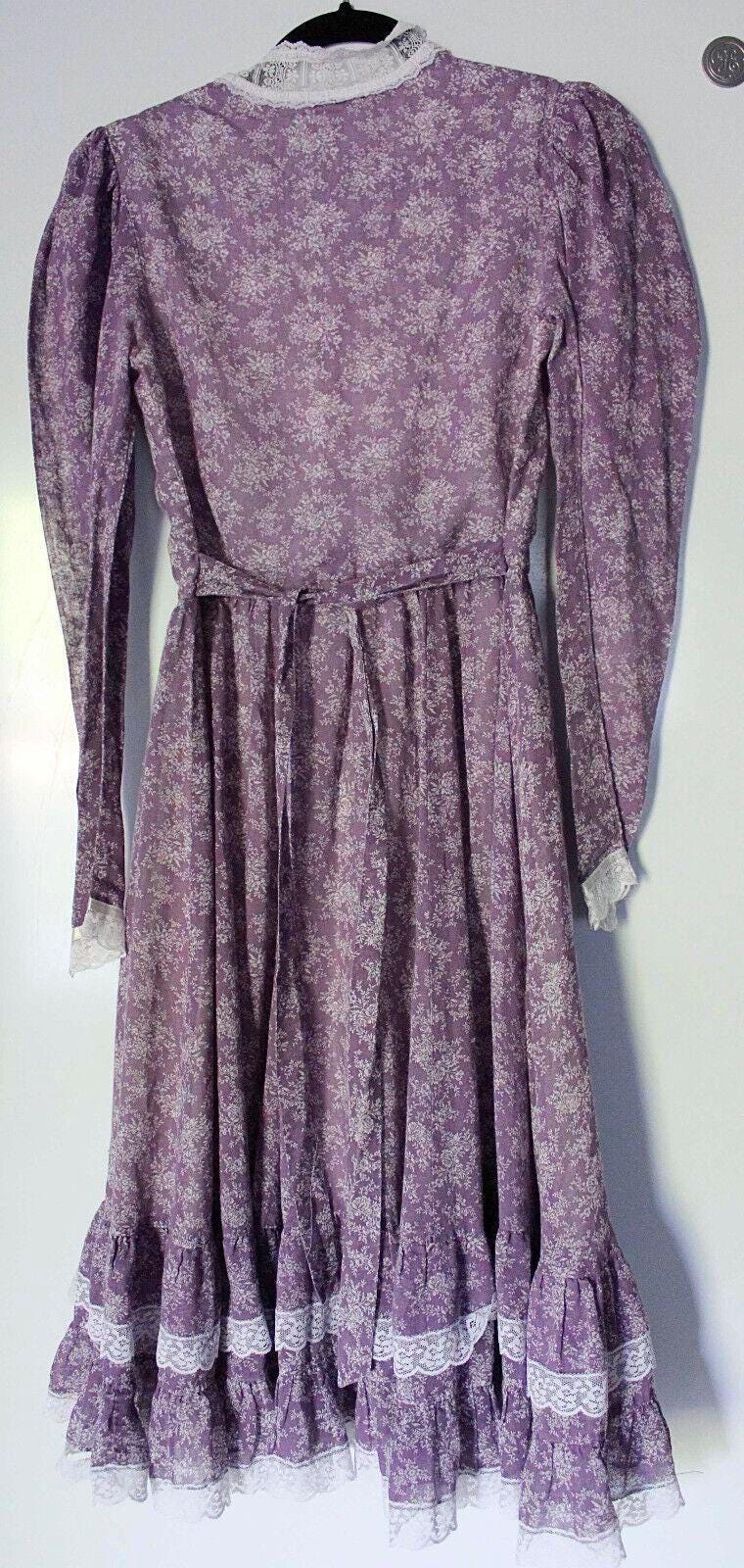 GUNNE SAX prairie dress, vintage midi length 1970s lavender & white calico print with lace and ruffles, very small XXS