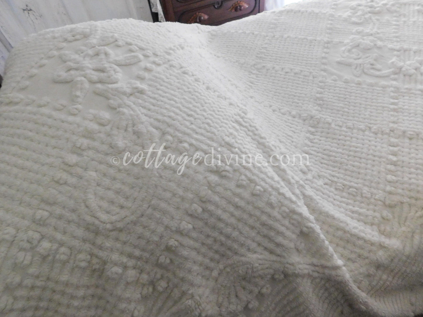 Farmhouse Chic Traditional White Vintage Chenille Bedspread, Twin Coverlet