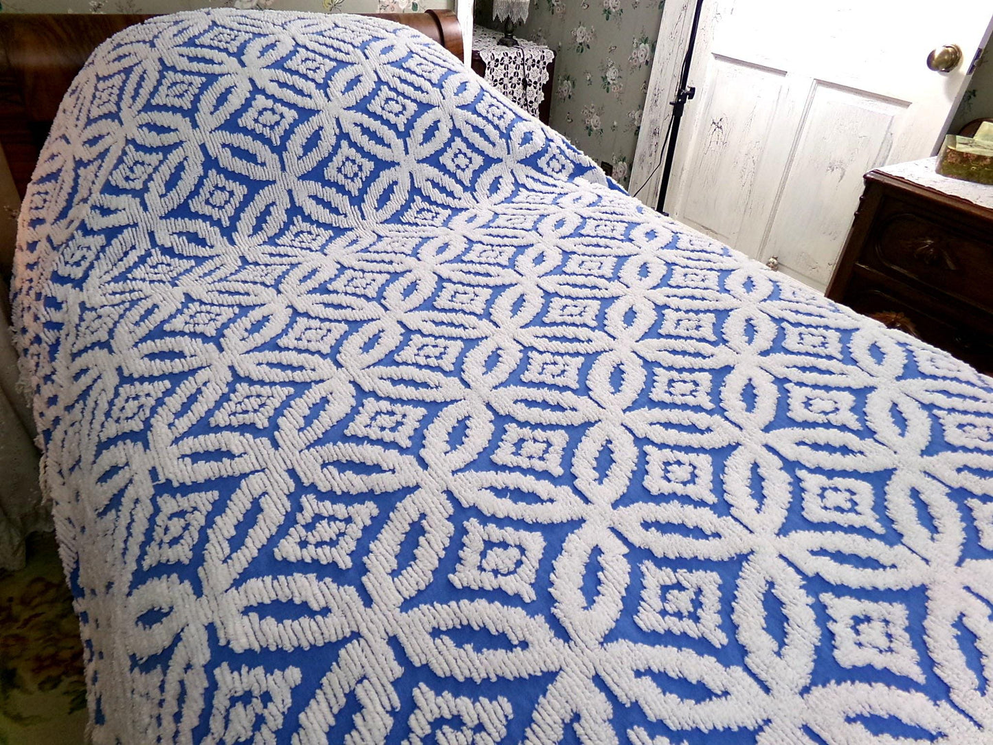 coastal cottage blue vintage chenille bedspread, cobalt & white geometric pattern, 100% cotton twin size summer coverlet with fringe