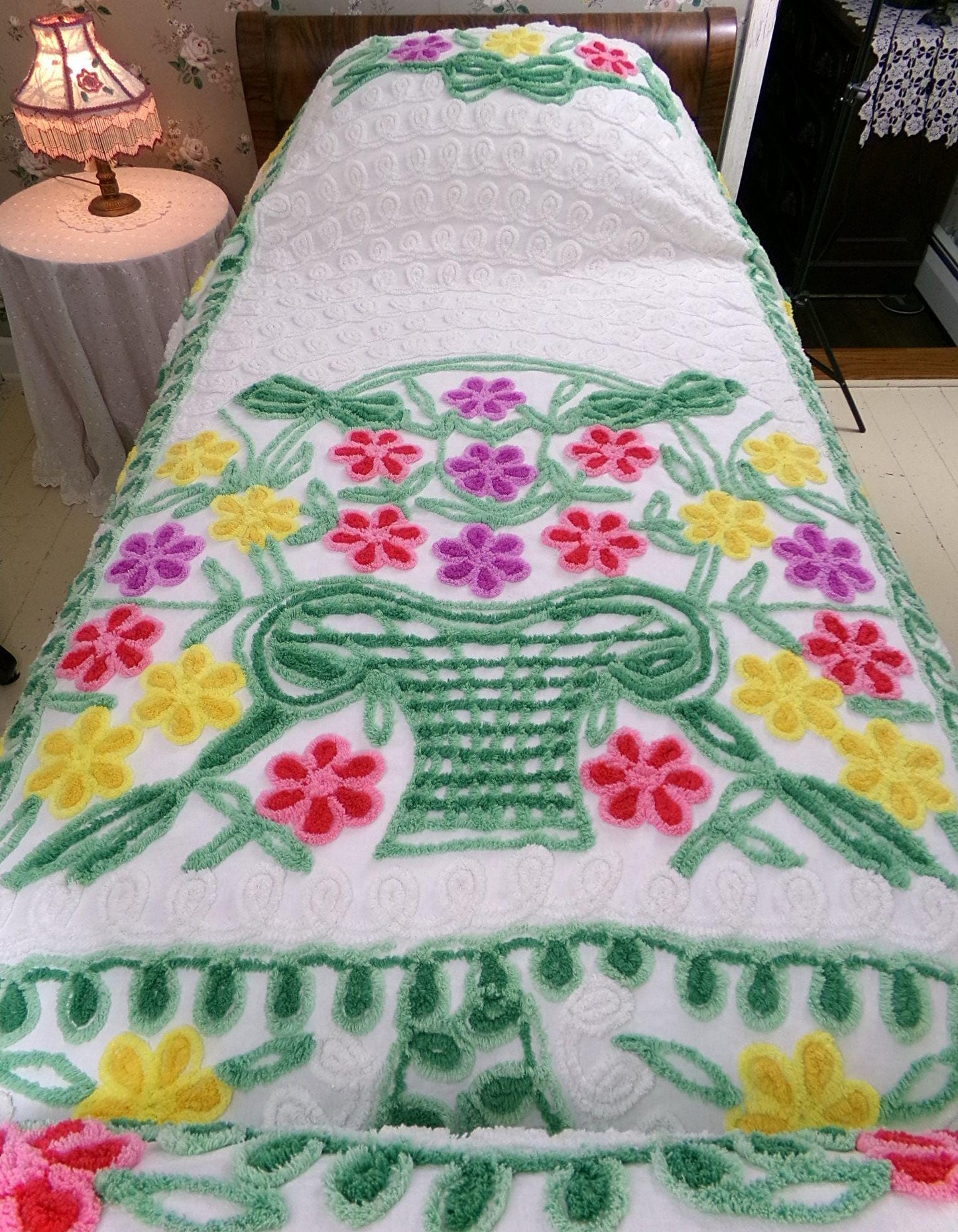 vintage green & white chenille bedspread, tumbling flowers in a big basket, midcentury cottage full size summer cotton bedding