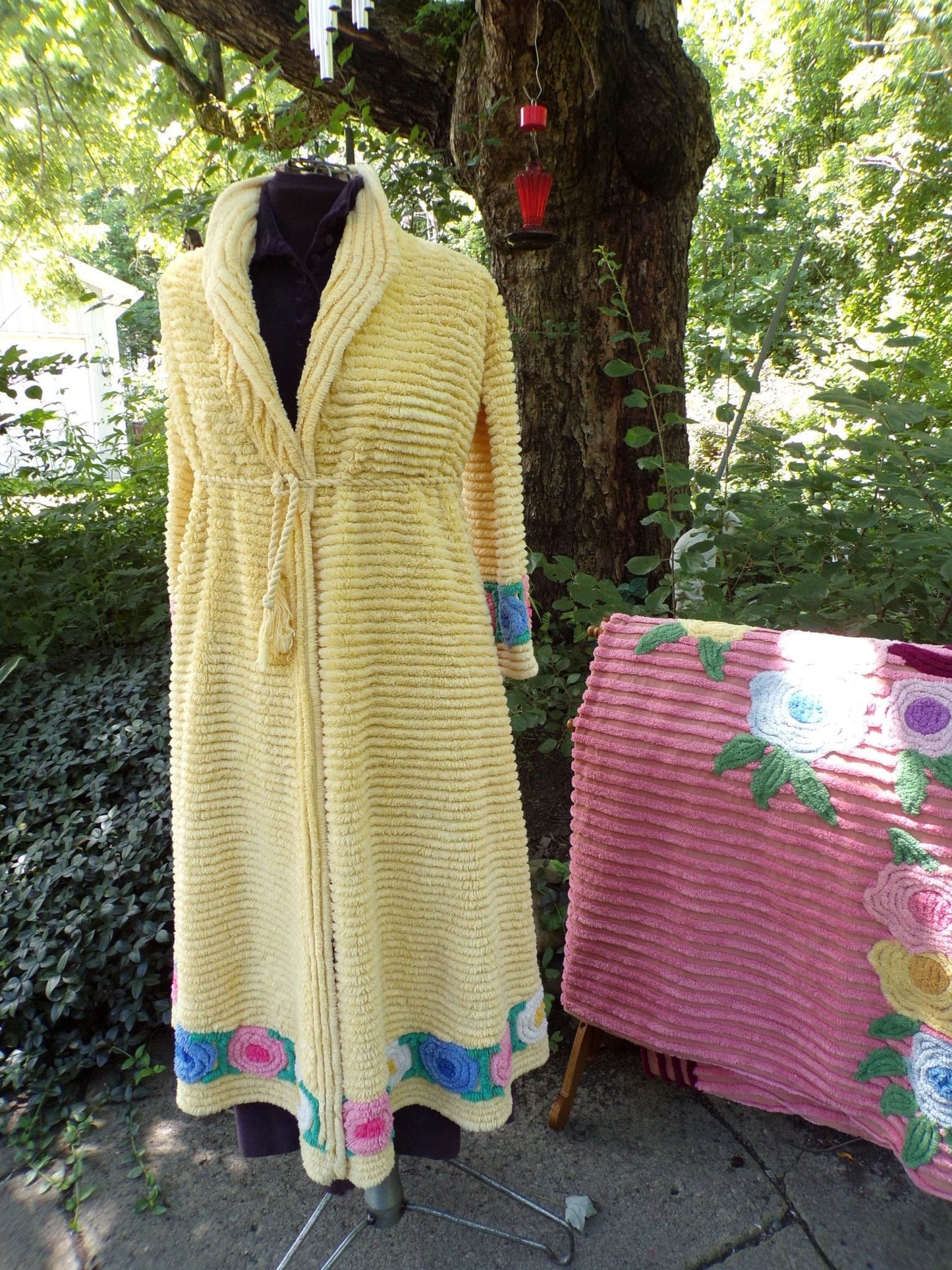 Vintage Ladies Robe, Plush Lollipop Roses on Cheerful Yellow, Retro Chenille Bedspread Bathrobe, Very Small