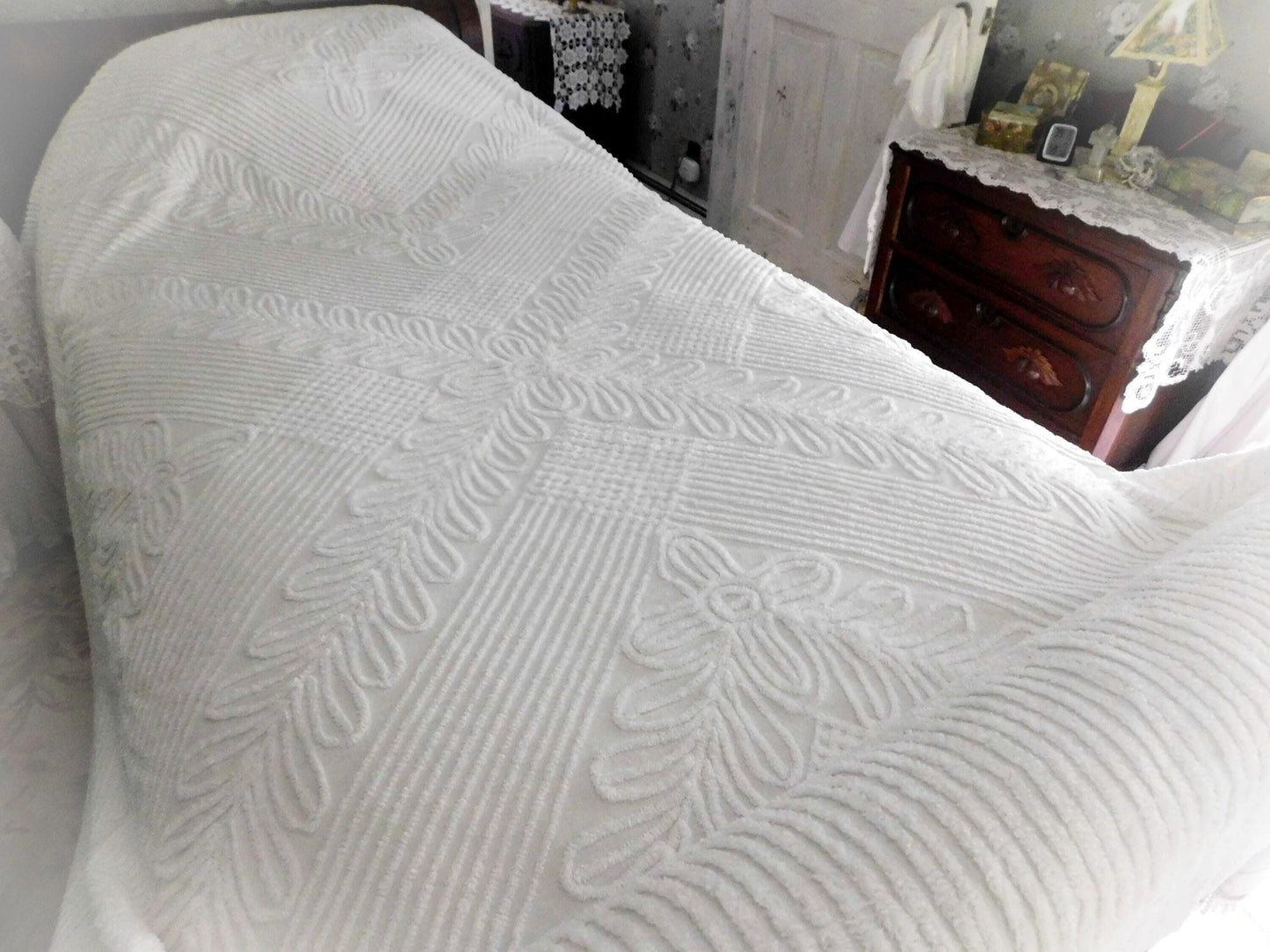 Elegant White Farmhouse Vintage Chenille Bedspread, Chevron Laurel Design, Full Size 100% Cotton Bedding