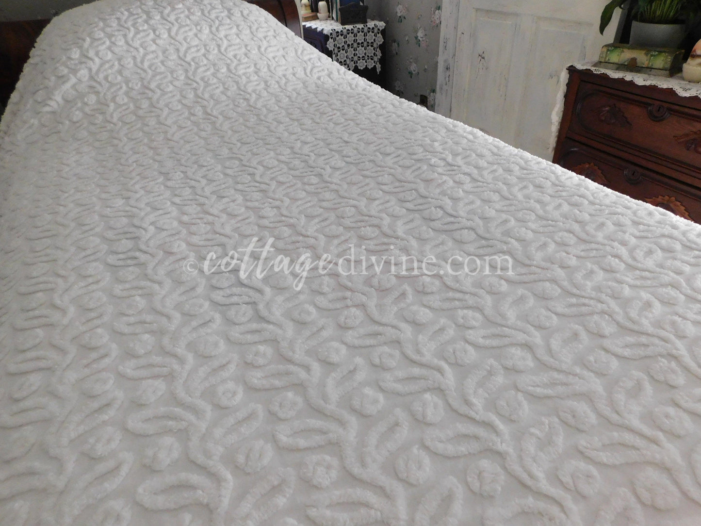 White Ivy Berry Vintage Chenille Bedspread, Full Size Cotton Bedding with Fringe, Tagged Hofmann Textiles