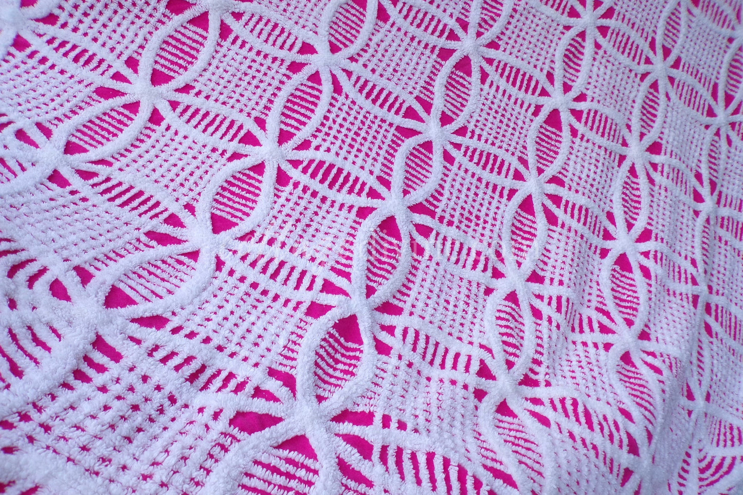 feisty fairy pink fluffy vintage chenille bedspread with white wedding rings & accent fringe, soft cotton full size bedding