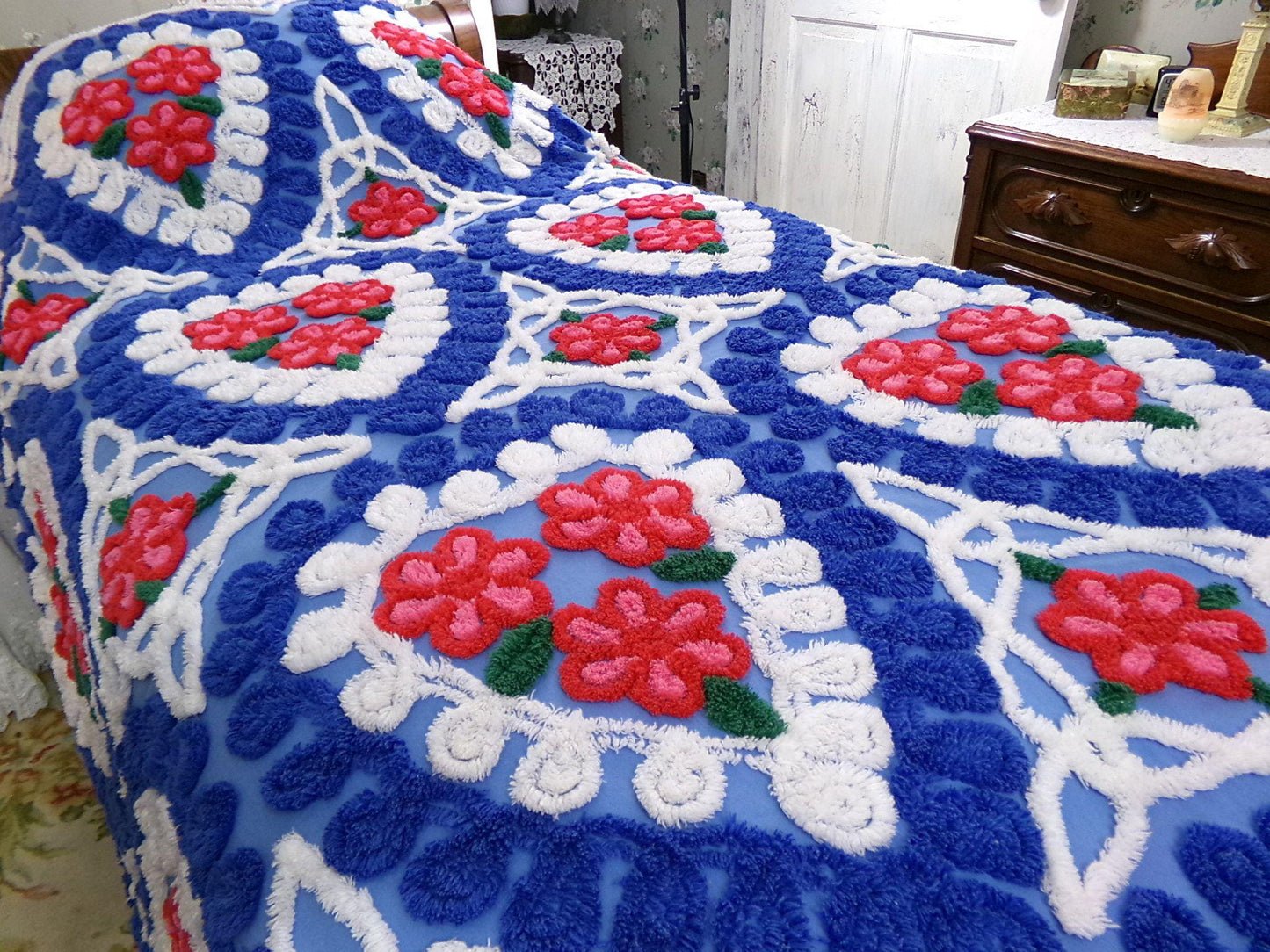 American Spirit Vintage Chenille Bedspread with Brilliant Red Roses in Blue & White Hearts, Full Size Bedding