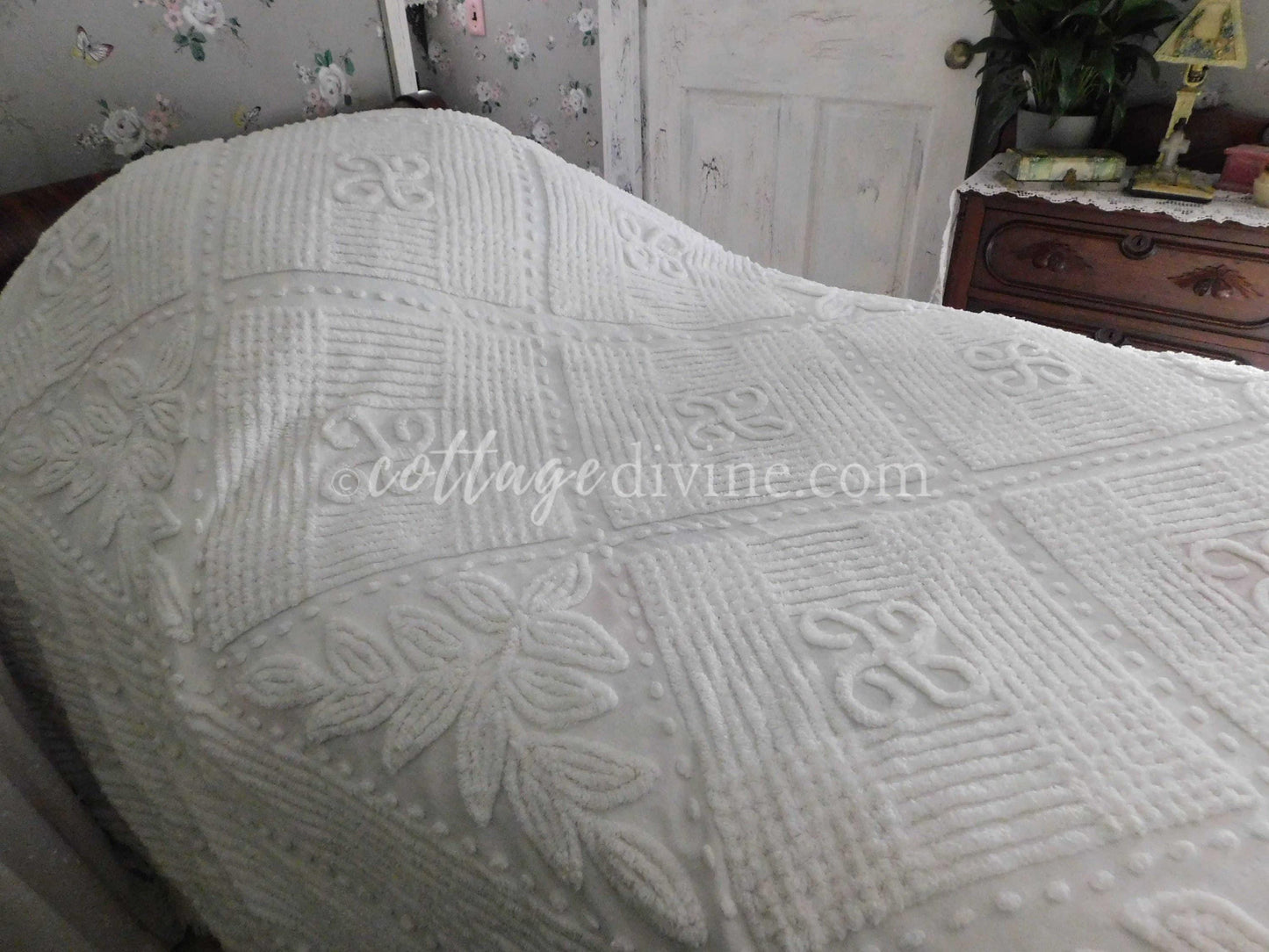 Shabby Seaside Cottage Style 1950s White Vintage Chenille Bedspread, Full Size, Fringe