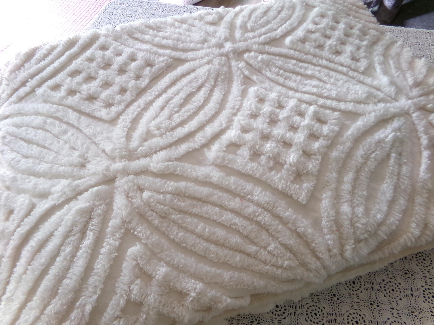 Farmhouse Style Vintage Chenille Bedspread, Classic Plush Creamy White Cotton Wedding Ring Design, Twin Size Spread