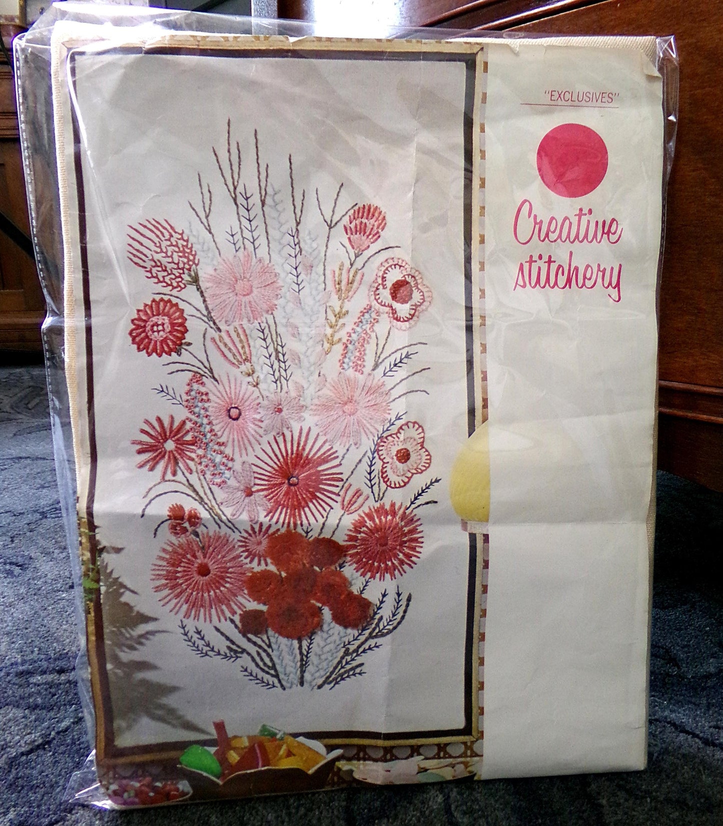 REGAL MUMS Crewel Stitchery Kit, Vintage Boho Style Wall Hanging, Rare Paragon Needlecraft Hippie Embroidery # 0219