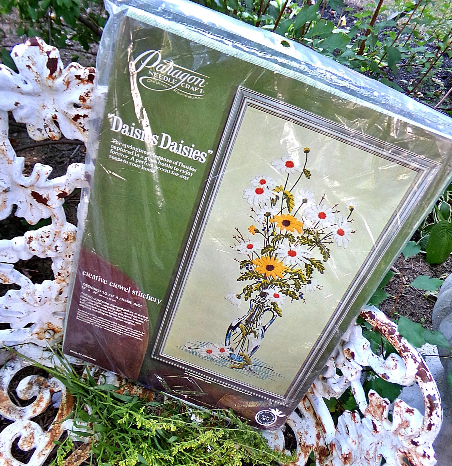 DAISIES DAISIES Crewel Embroidery Kit, Vintage 0617 Paragon Needlecraft Stitchery, Boho Style Wall Hanging, Adele Veres Design