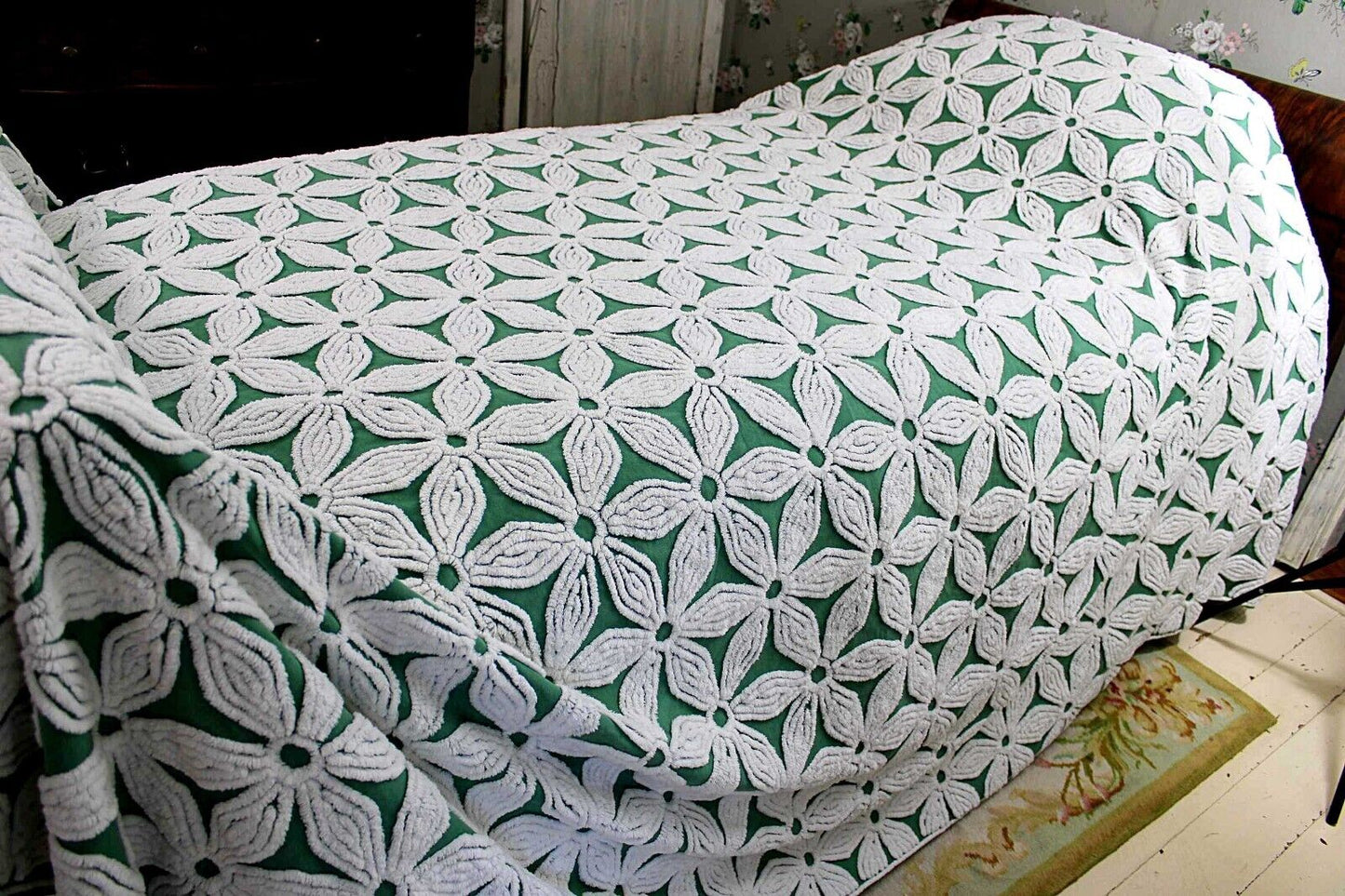 Giant White Daisy Vintage Green Chenille Bedspread Plush Tufted Daisies, Full Size