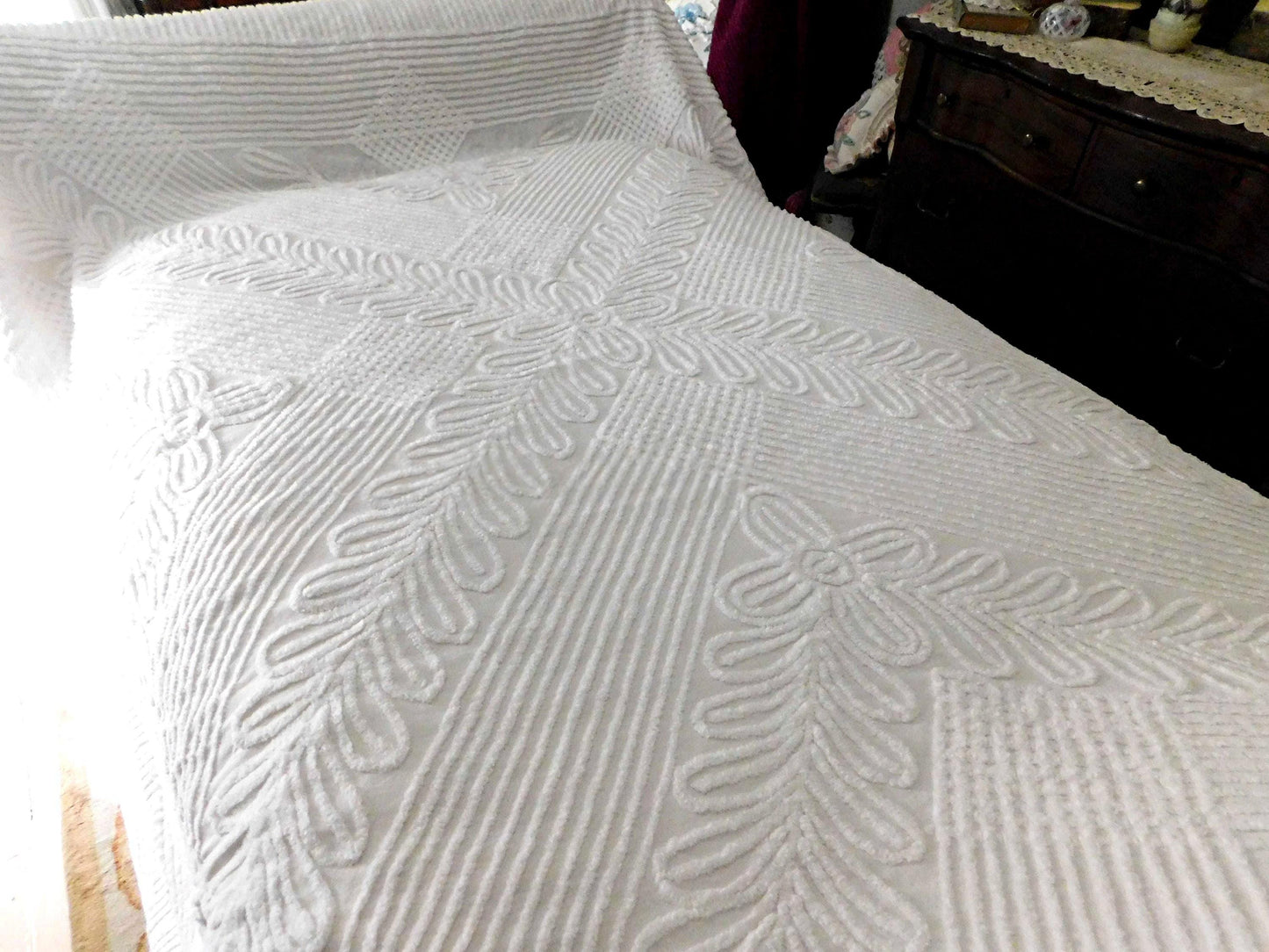 Elegant White Farmhouse Vintage Chenille Bedspread, Chevron Laurel Design, Full Size 100% Cotton Bedding