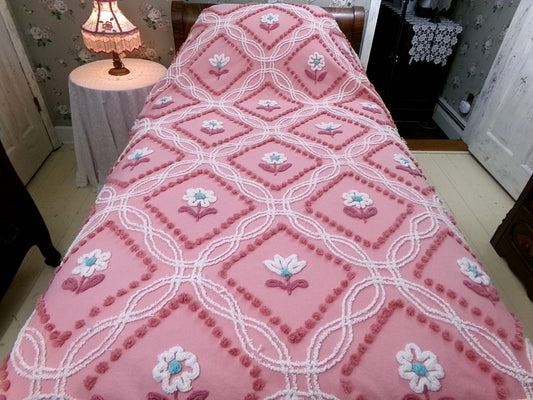 raspberry puree vintage daisy chenille bedspread, adorable daisies on deep rose, full size cotton coverlet, pretty summer bedding