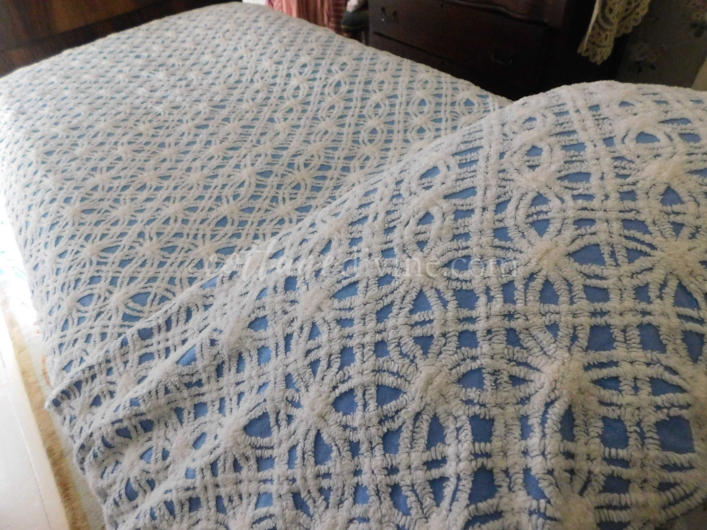 Classic Coastal Cottage Vintage Blue & White Tufted Chenille Bedspread, Twin Size