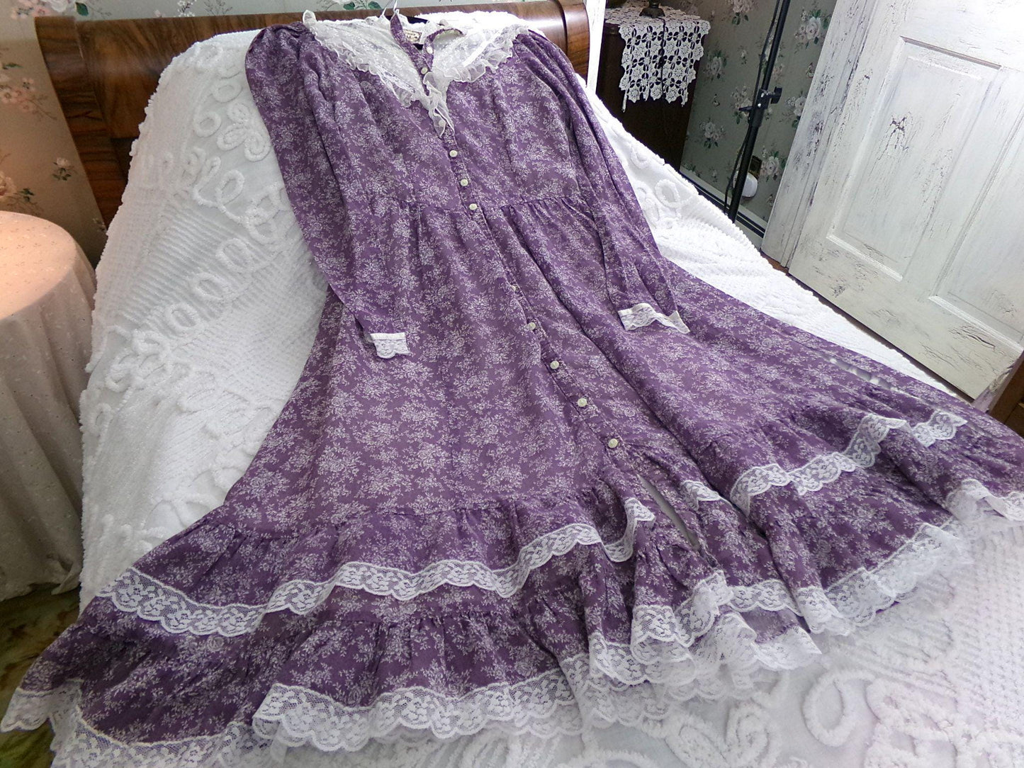 GUNNE SAX prairie dress, vintage midi length 1970s lavender & white calico print with lace and ruffles, very small XXS