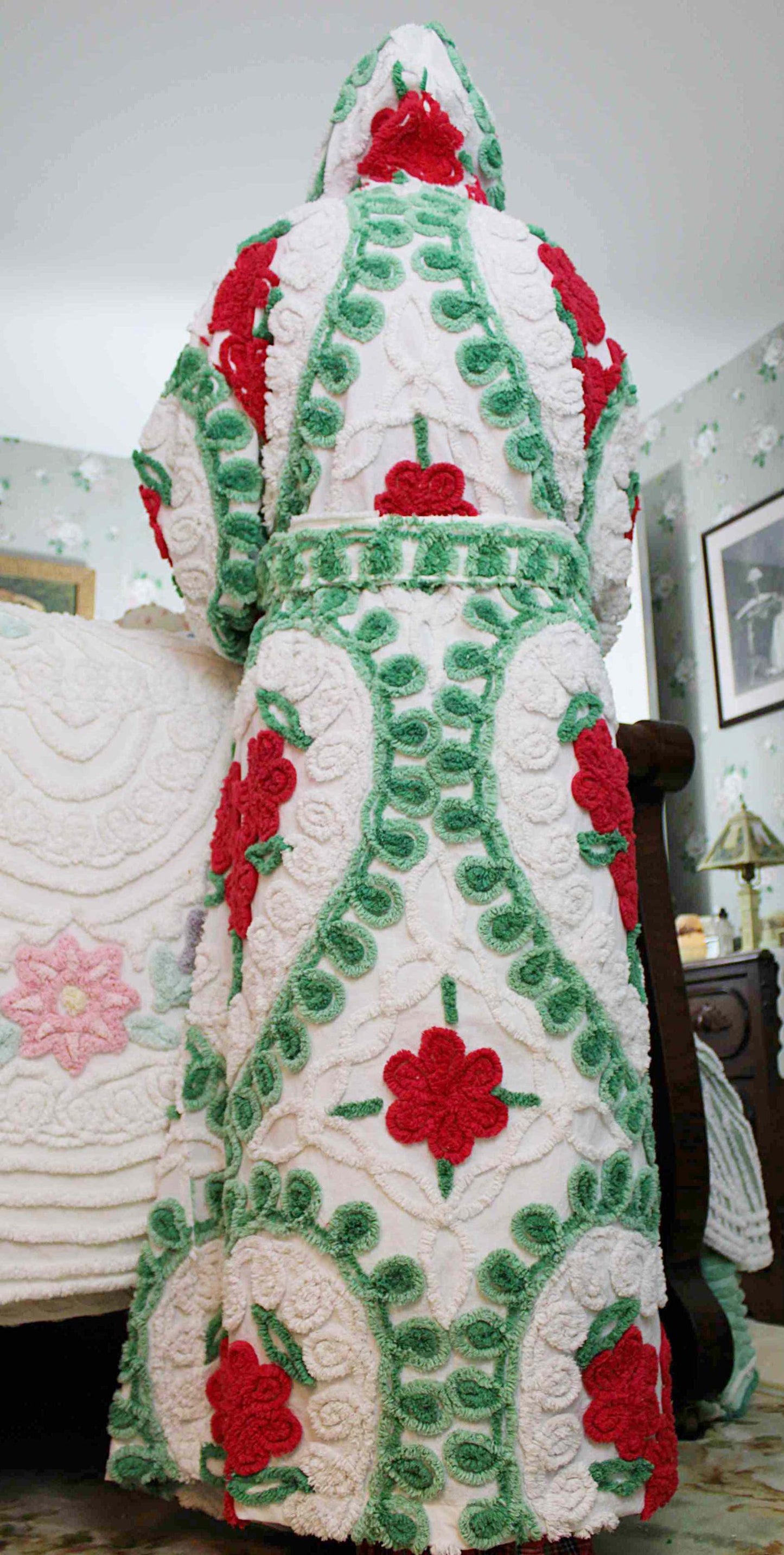 Winter Rose HOODED Chenille Robe, Green Hearts & Red Roses Bathrobe Upcycled from Vintage Midcentury Chenille Bedspread, Medium Large