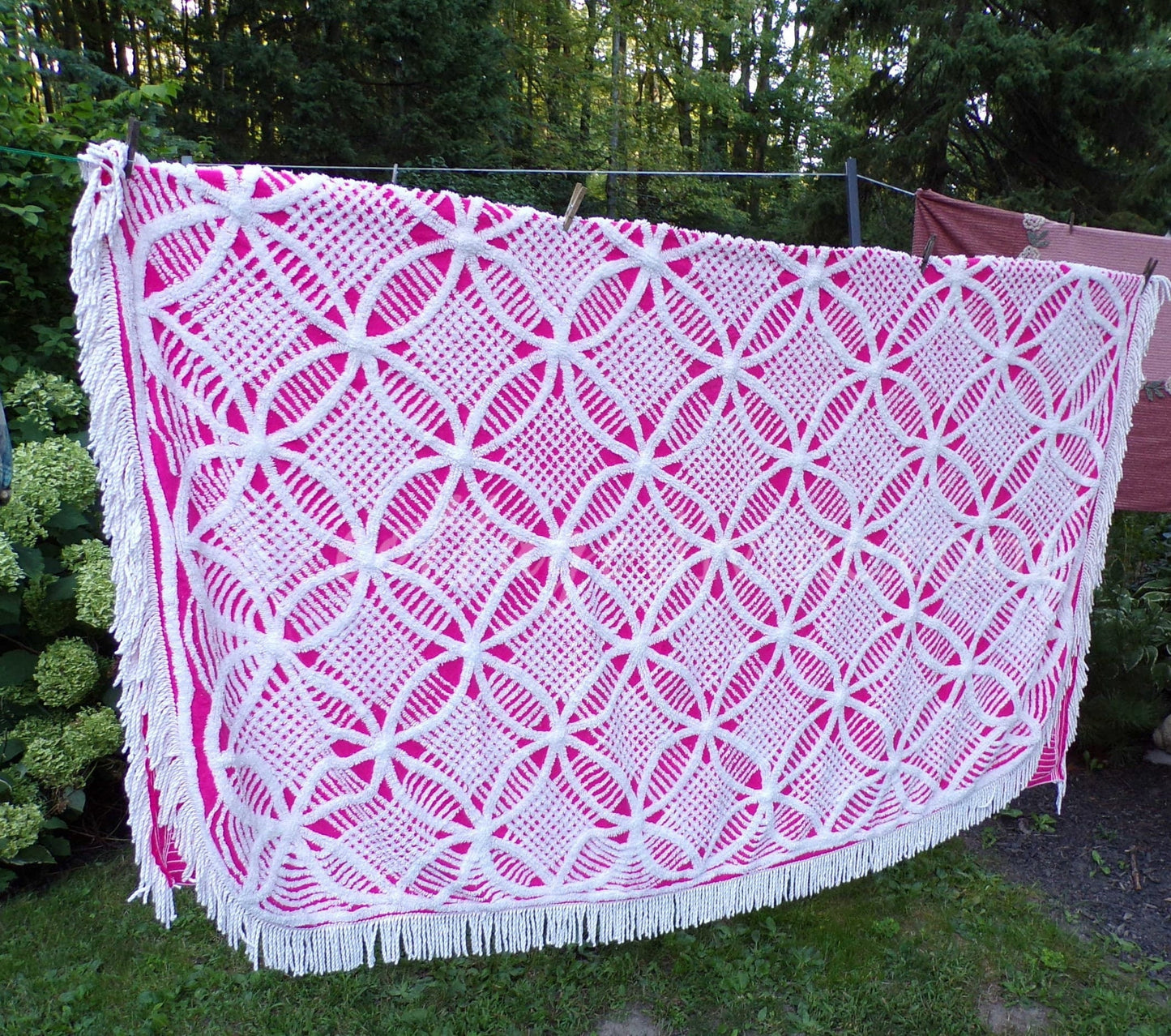 feisty fairy pink fluffy vintage chenille bedspread with white wedding rings & accent fringe, soft cotton full size bedding