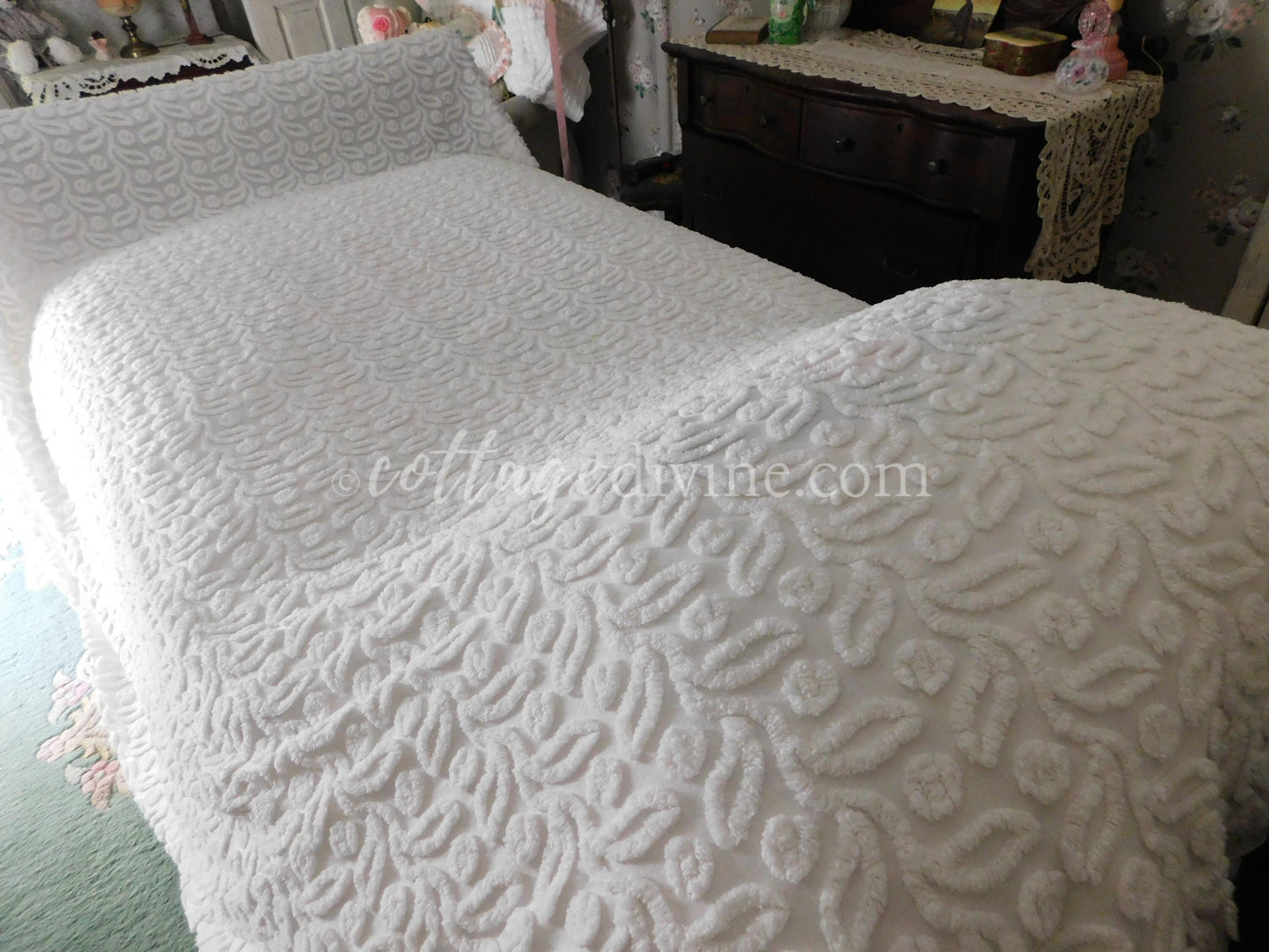 White Ivy Berry Vintage Chenille Bedspread, Full Size Cotton Bedding with Fringe, Tagged Hofmann Textiles