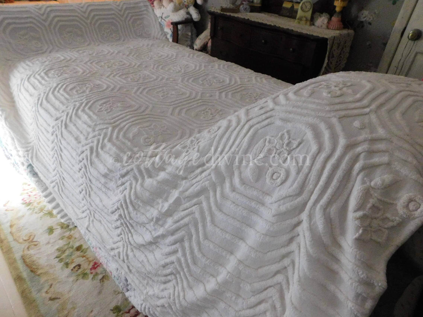 Farmhouse Style White Vintage Chenille Bedspread, Twin Size Cottage Chic Cotton Bedding with tufted florals