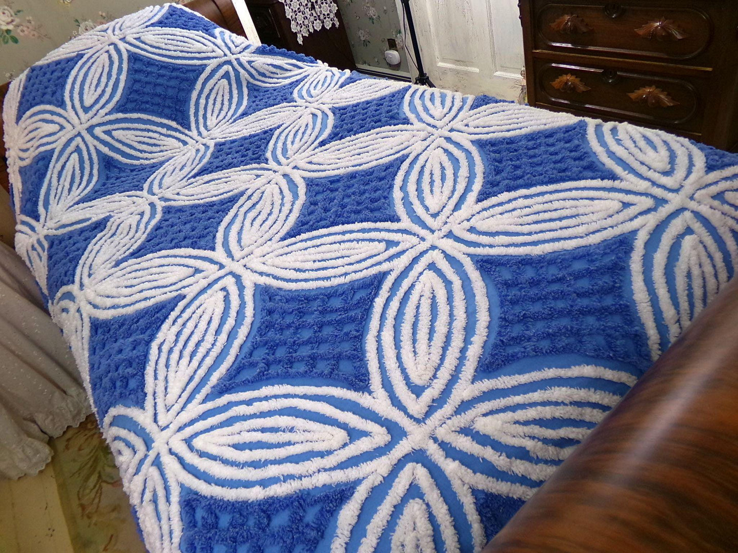 coastal style chenille bedding, full size vintage cotton bedspread in dominant blue & white wedding ring design
