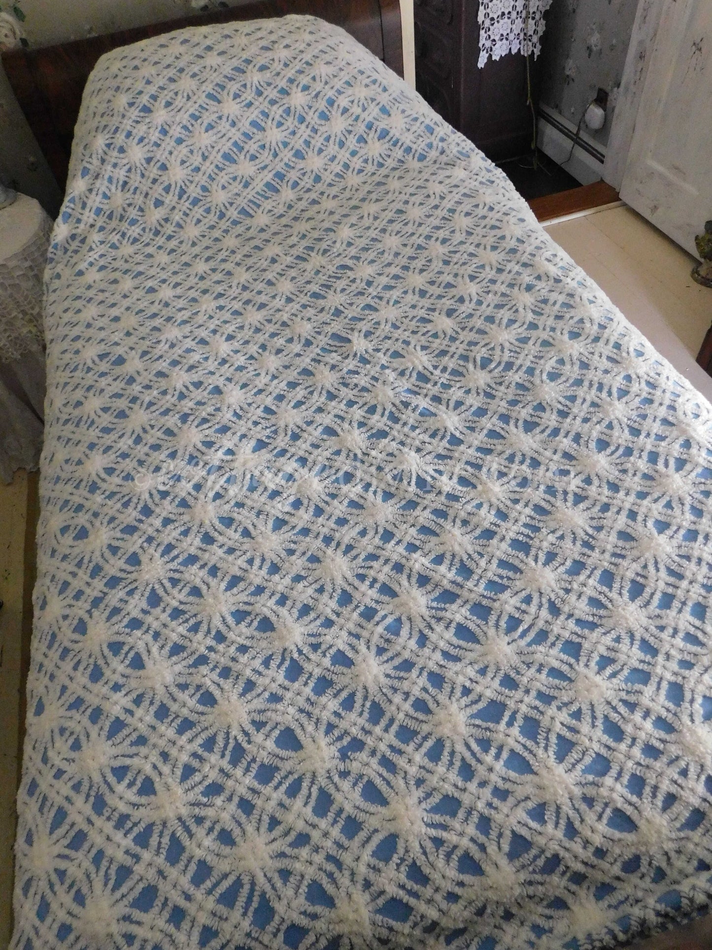 Classic Coastal Cottage Vintage Blue & White Tufted Chenille Bedspread, Twin Size