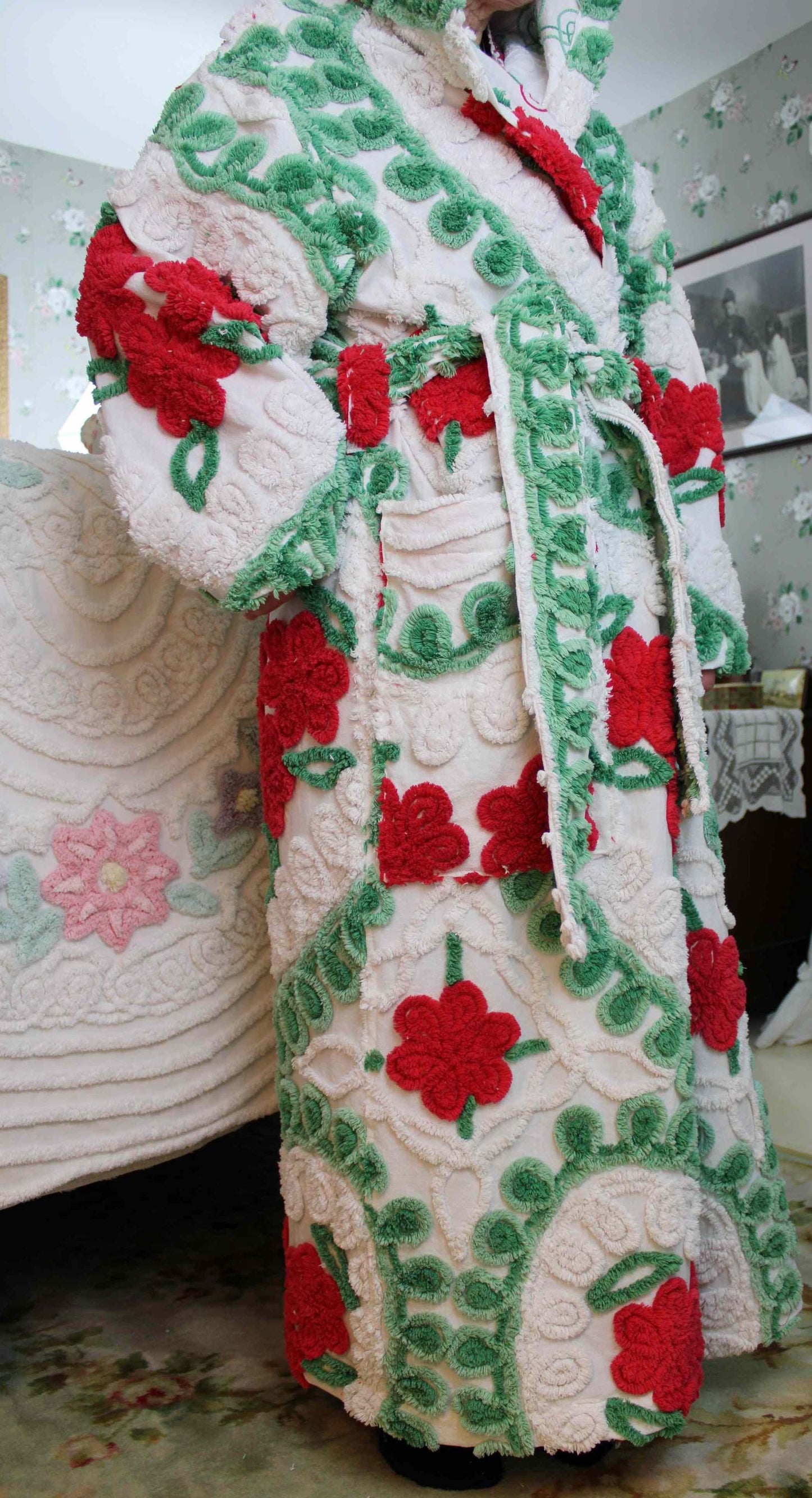 Winter Rose HOODED Chenille Robe, Green Hearts & Red Roses Bathrobe Upcycled from Vintage Midcentury Chenille Bedspread, Medium Large