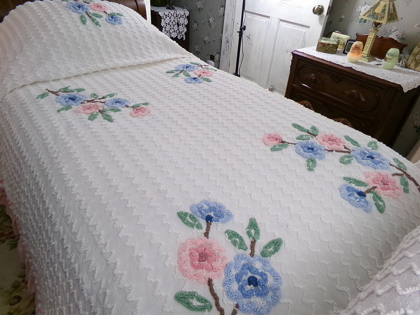 summer vintage chenille bedspread, lightweight white cotton seersucker with flowers & pink ruffle trim, twin size coverlet