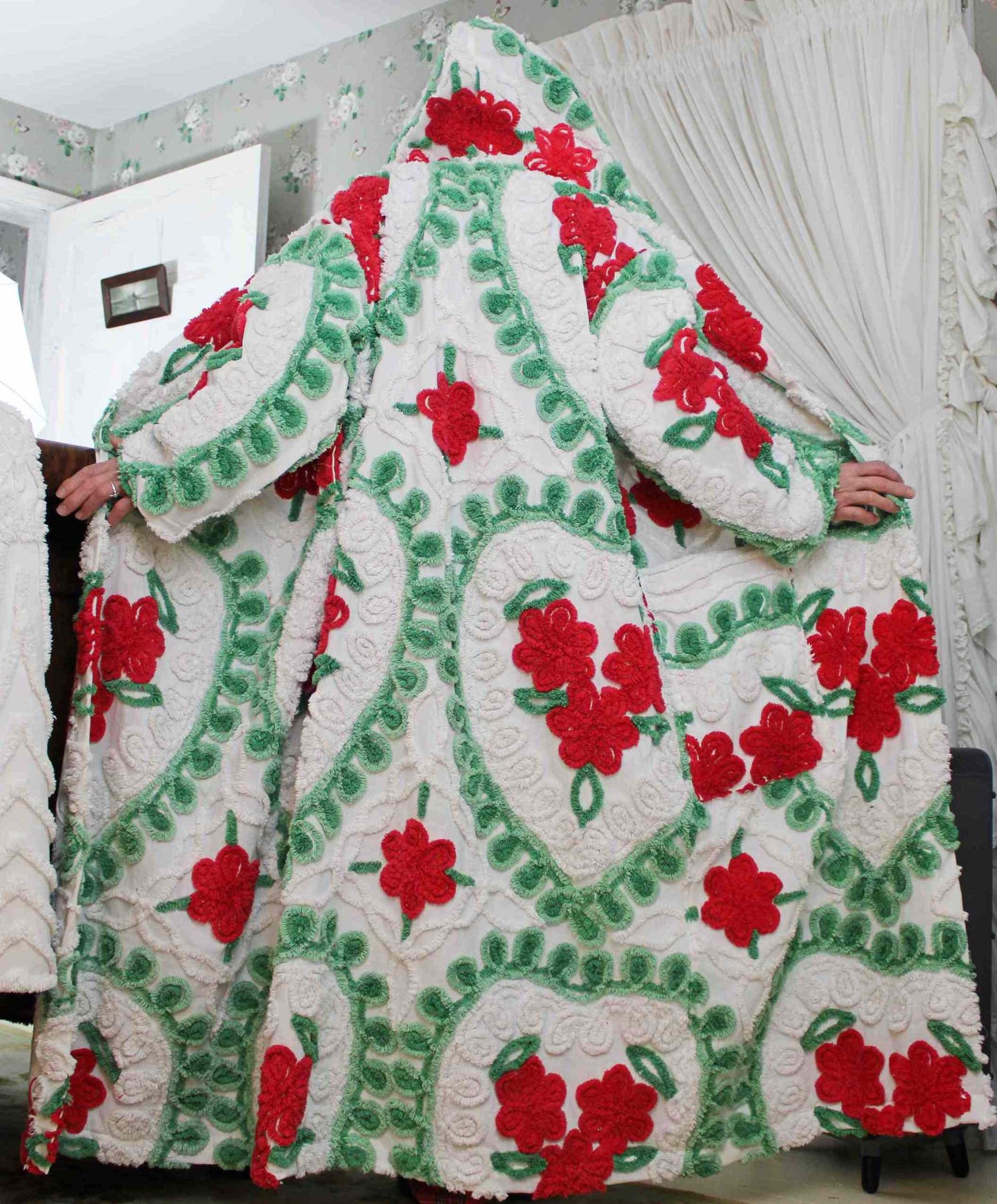 Winter Rose HOODED Chenille Robe, Green Hearts & Red Roses Bathrobe Upcycled from Vintage Midcentury Chenille Bedspread, Medium Large