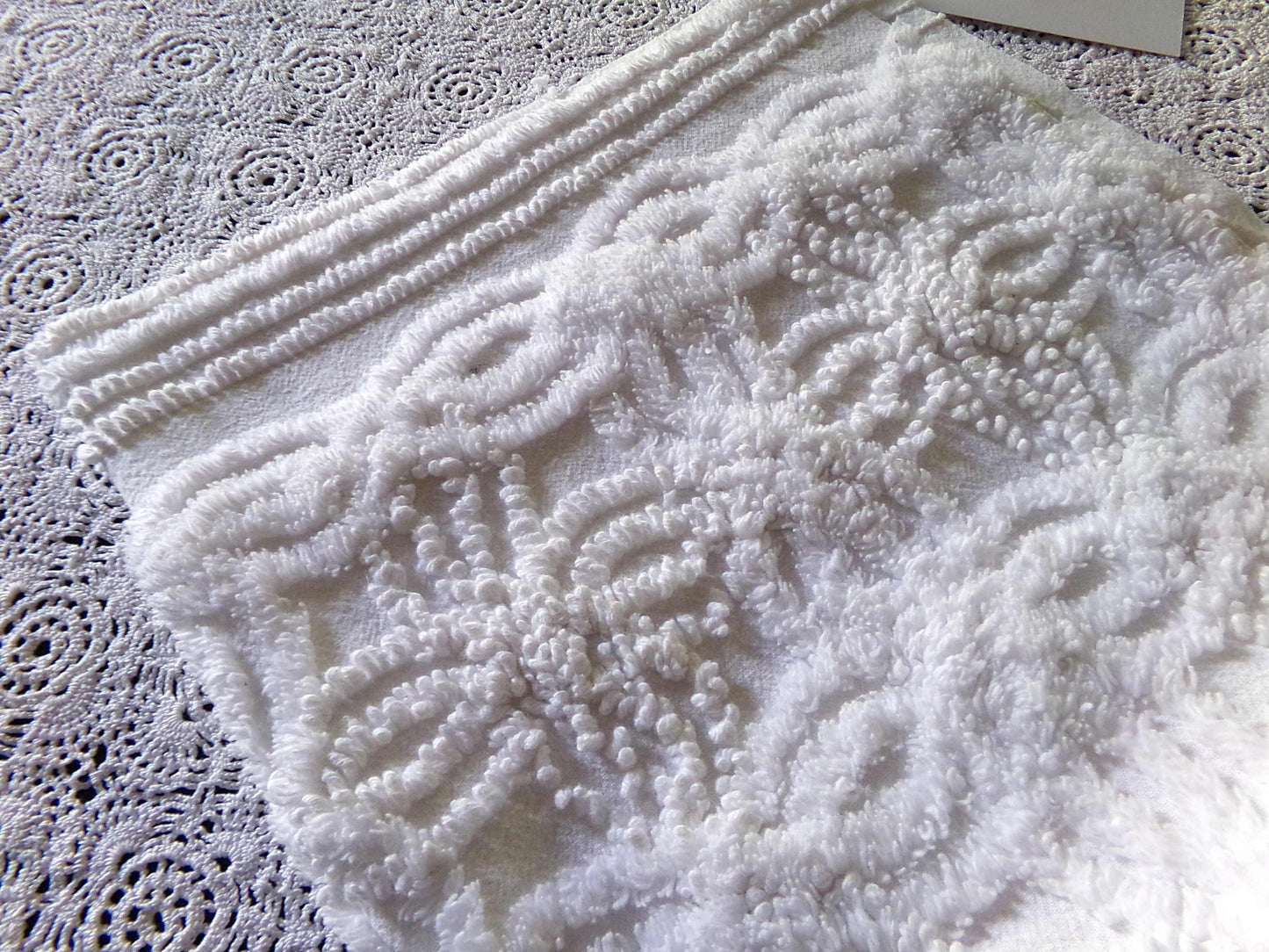 Exquisite Vintage Chenille Fabric, Elaborate 15.5" x 20" inch Piece, Intricate Needletufting in Wedding Ring Pattern
