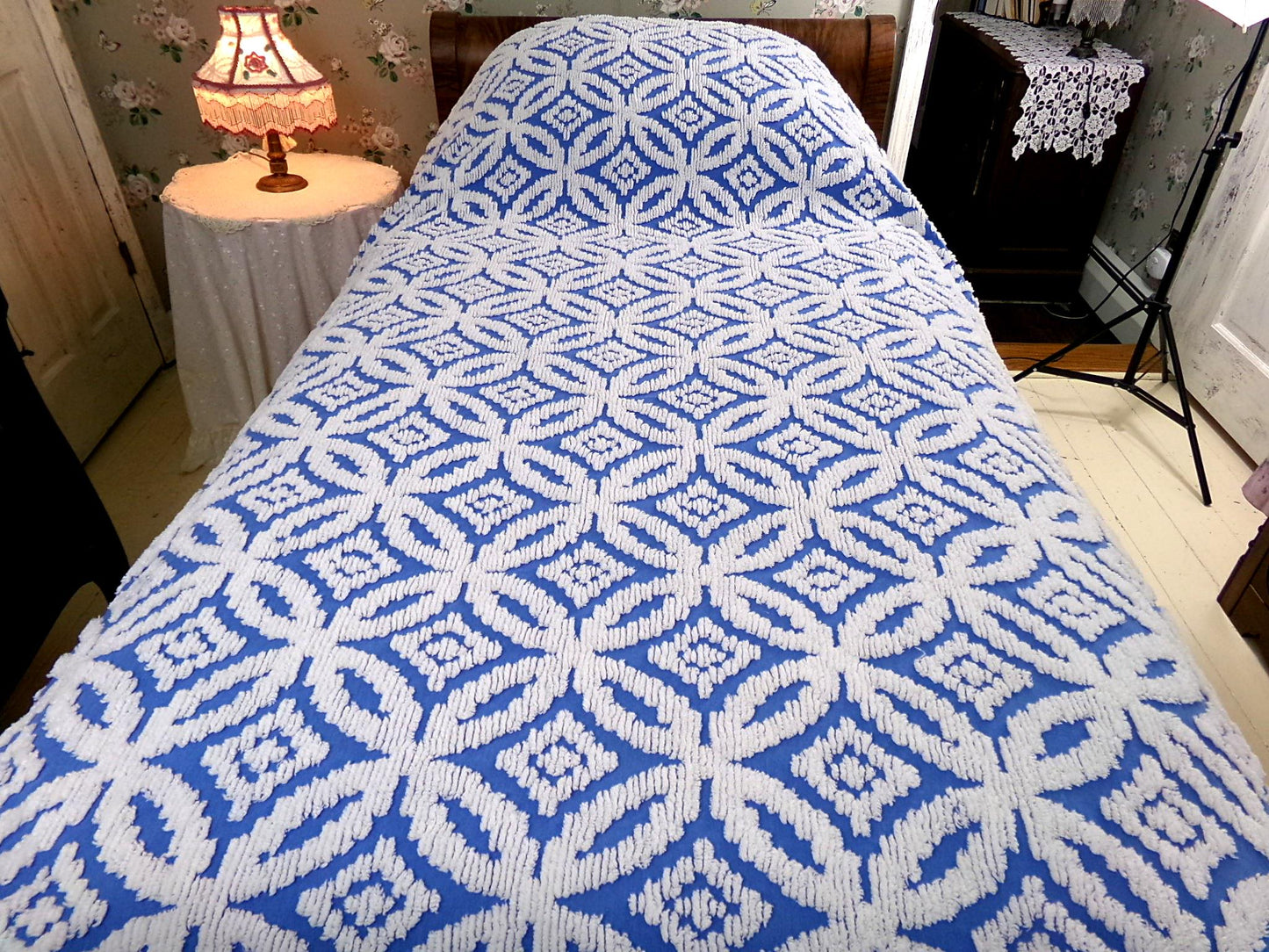 coastal cottage blue vintage chenille bedspread, cobalt & white geometric pattern, 100% cotton twin size summer coverlet with fringe