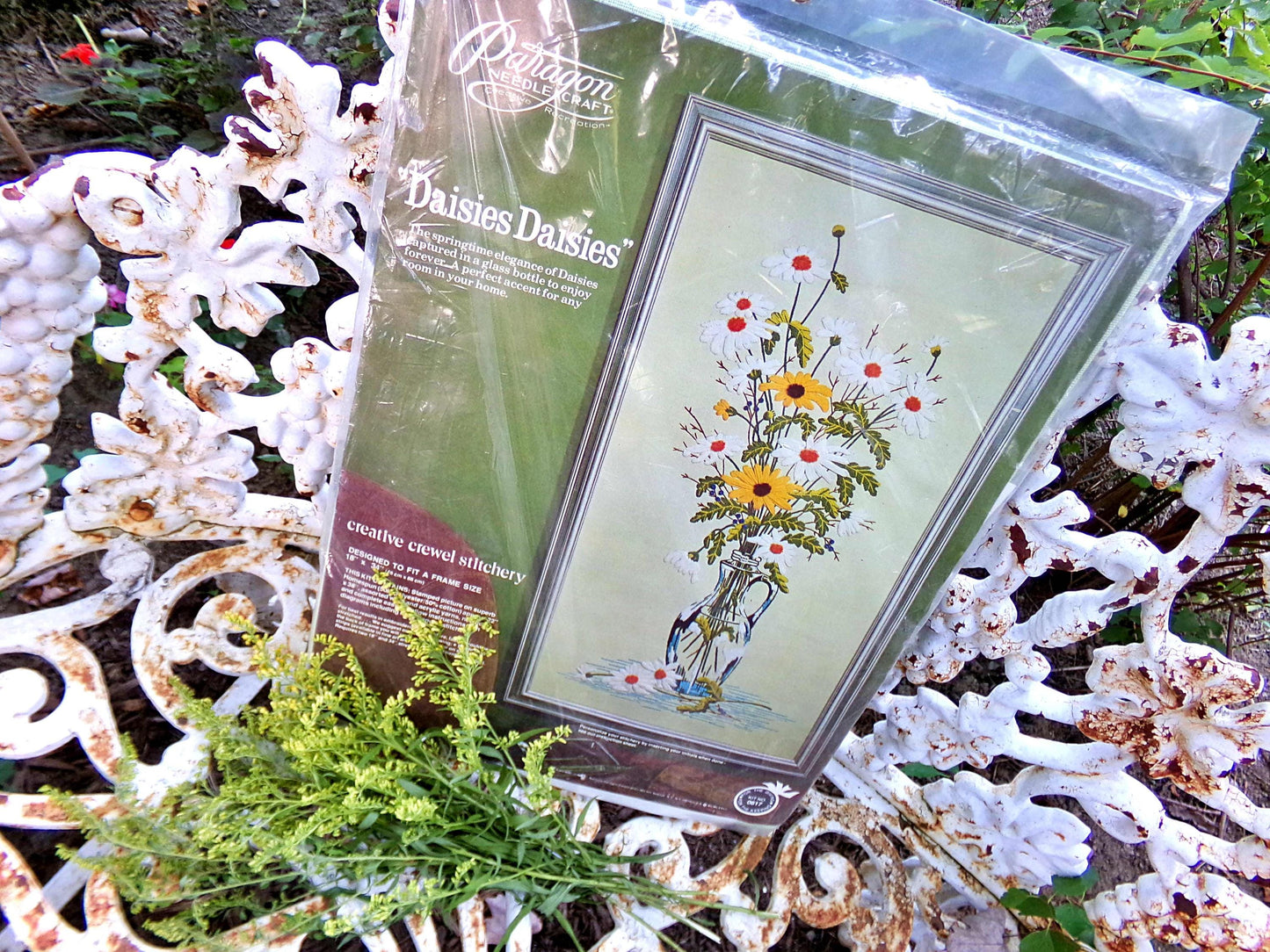 DAISIES DAISIES Crewel Embroidery Kit, Vintage 0617 Paragon Needlecraft Stitchery, Boho Style Wall Hanging, Adele Veres Design