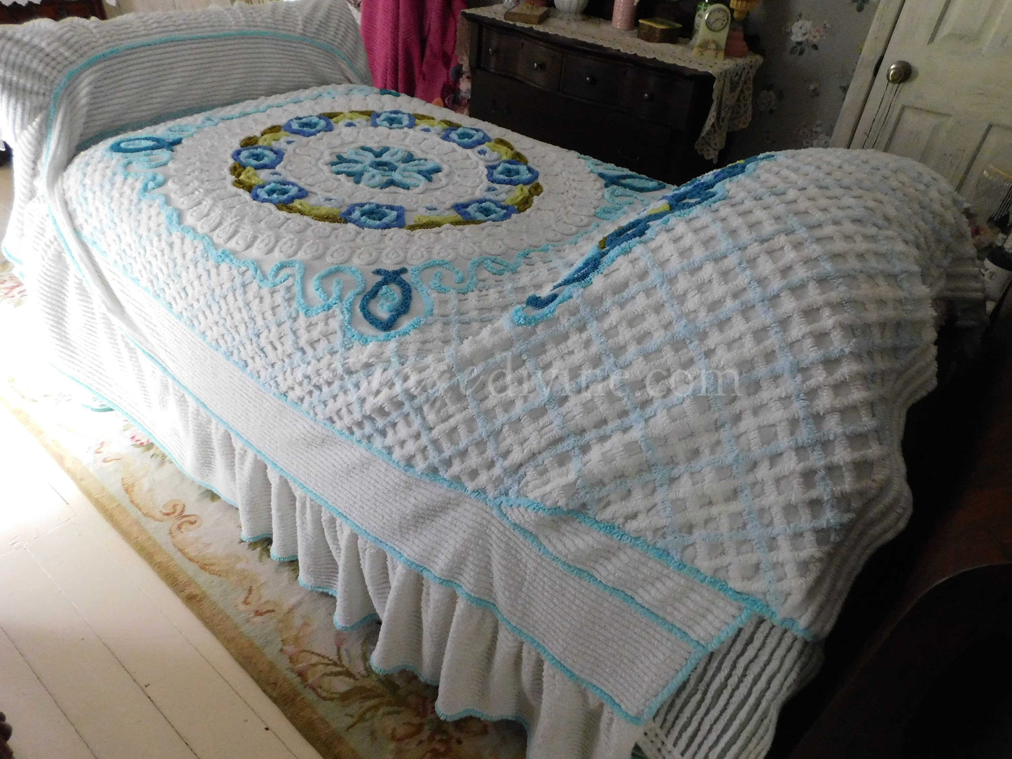 Vintage Floral Chenille Bedspread - Soft Textured Full Size Cotton Bedding in Boxed, Fitted Design - Cottage Style Shabby Chic Decor