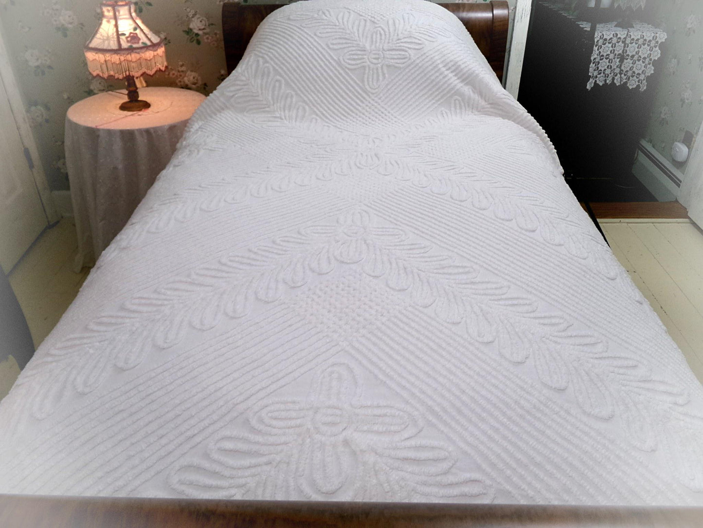 Elegant White Farmhouse Vintage Chenille Bedspread, Chevron Laurel Design, Full Size 100% Cotton Bedding